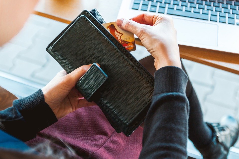Mujer con billetera en sus manos| Foto: Pixabay