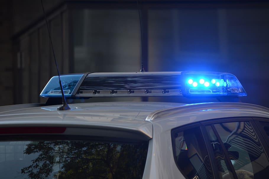 Patrulla de policía con las luces del techo del automóvil encendidas. | Foto: Piqsels