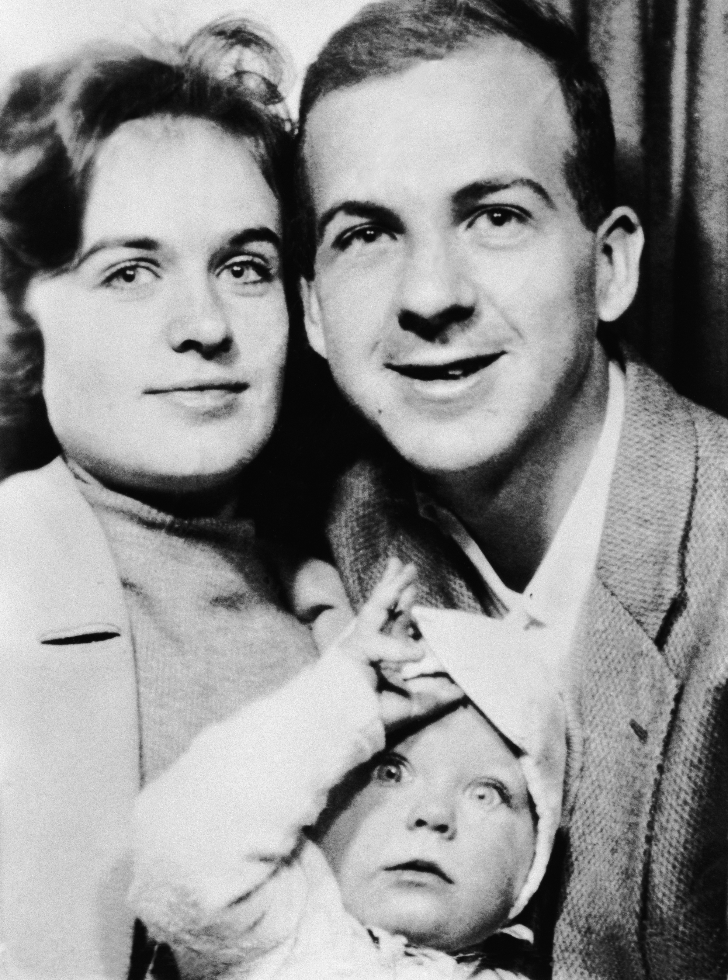 Lee Harvey Oswald con su esposa, Marina Nikolayevna Prusakova, y su hija, June Lee, hacia 1962. | Fuente: Getty Images