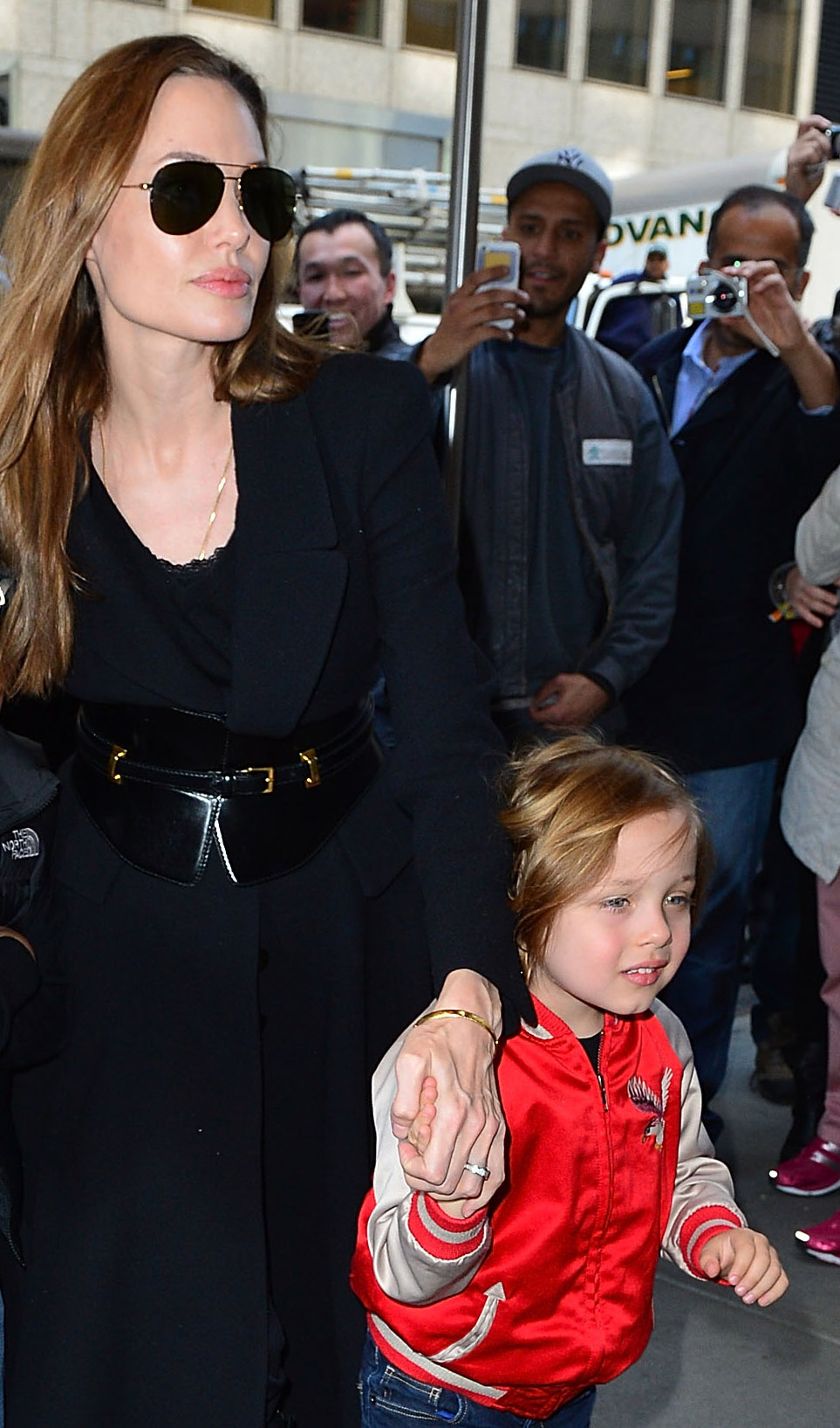 Angelina Jolie y Knox Jolie-Pitt visitando FAO Schwarz el 5 de abril de 2013, en Nueva York. | Fuente: Getty Images