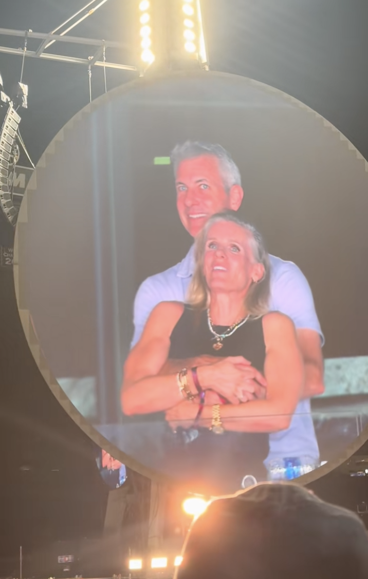 Andy Byron y Kristin Cabot comparten un abrazo durante el concierto de Coldplay en Boston el 16 de julio de 2025 | Fuente: TikTok/@instaagraace