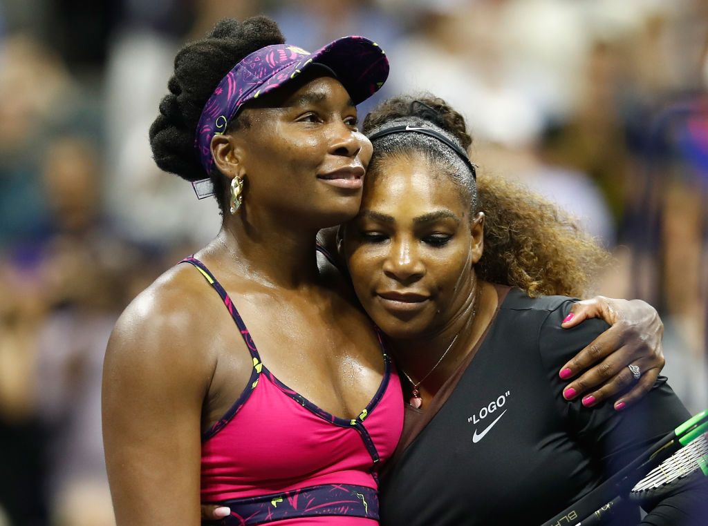 Serena Williams y Venus Williams en el quinto día del Abierto de Estados Unidos 2018. | Foto: Getty Images