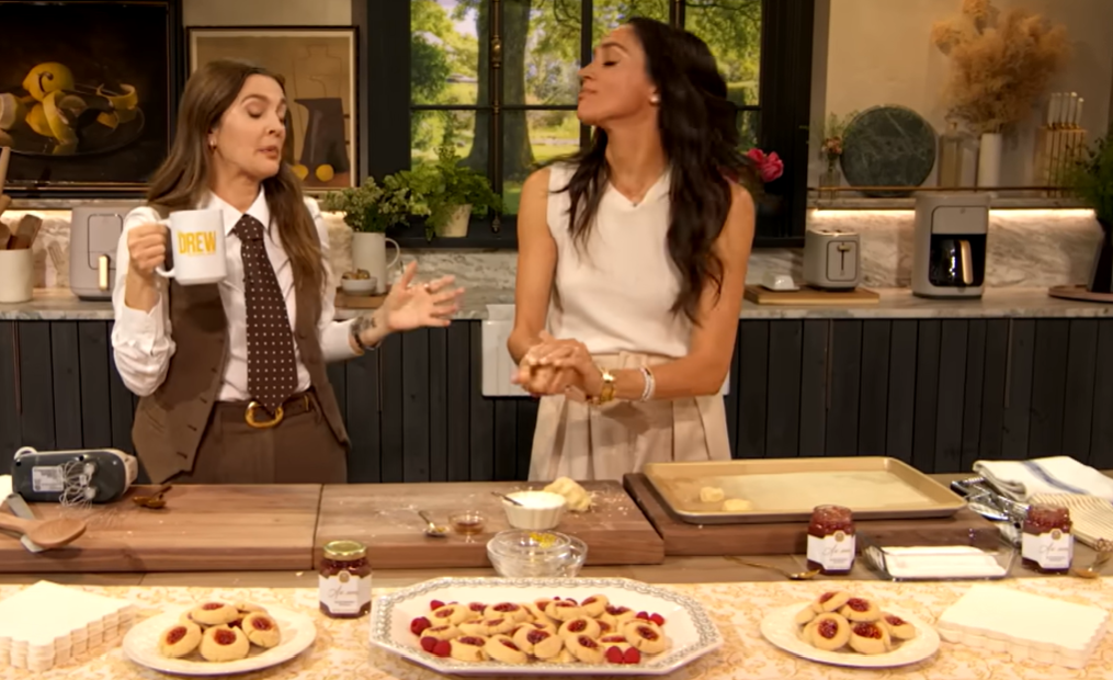 Meghan apareció junto a Drew Barrymore en marzo de 2025 y habló abiertamente de los pequeños detalles en los que Archie y Lilibet a veces imitan el acento británico de su padre. | Fuente: TheDrewBarrymoreShow