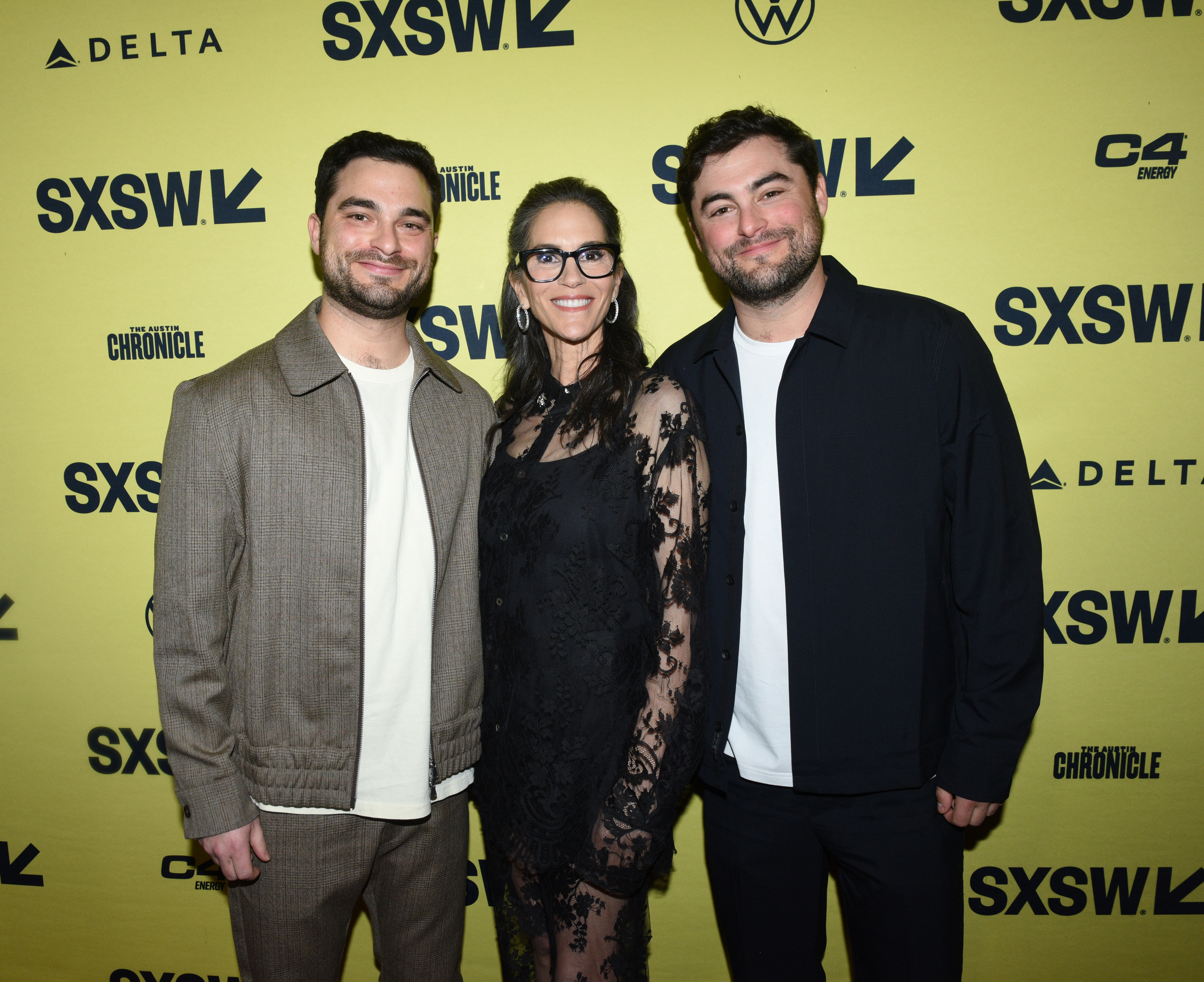 Nick Ressler, Jami Gertz y Oliver Ressler asisten a la proyección de "Magic City: An American Fantasy", en Austin, Texas, el 11 de marzo de 2024 | Fuente: Getty Images