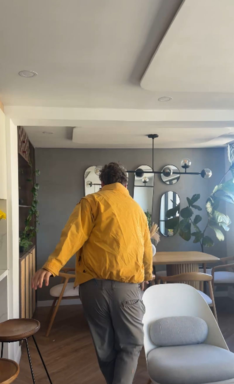 Hombre caminando con dificultad por la sala de estar de su vivienda durante el terremoto en Colombia | Fuente: X/LauraCVargas96