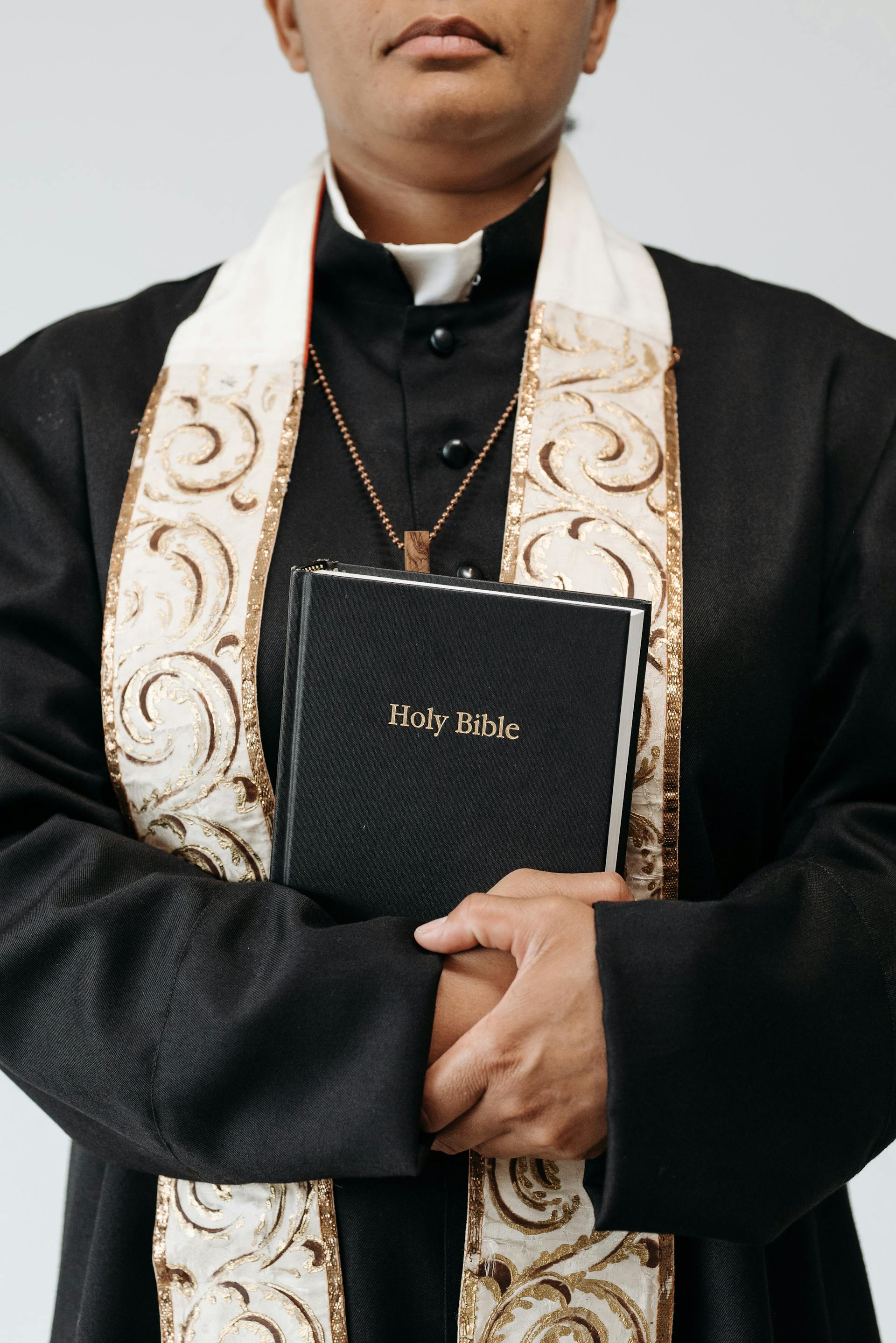 Religioso sosteniendo una Biblia | Foto: Pexels