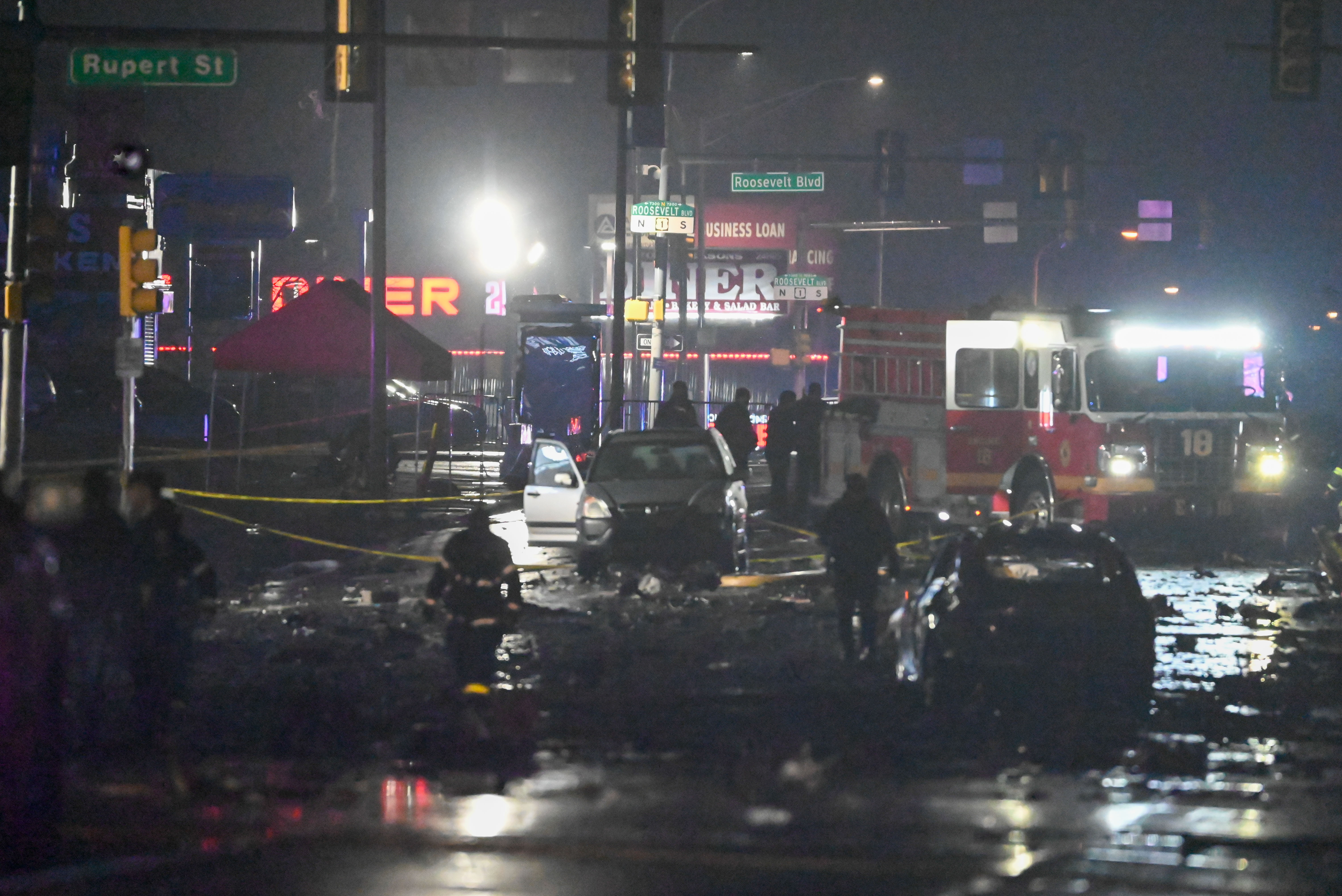 Vista de la escena mientras se observan las secuelas de la destrucción frente al Roosevelt Mall y un gran campo de escombros con coches destruidos y estructuras dañadas tras estrellarse una avioneta en Filadelfia, Pensilvania, el 1 de febrero de 2025 | Fuente: Getty Images