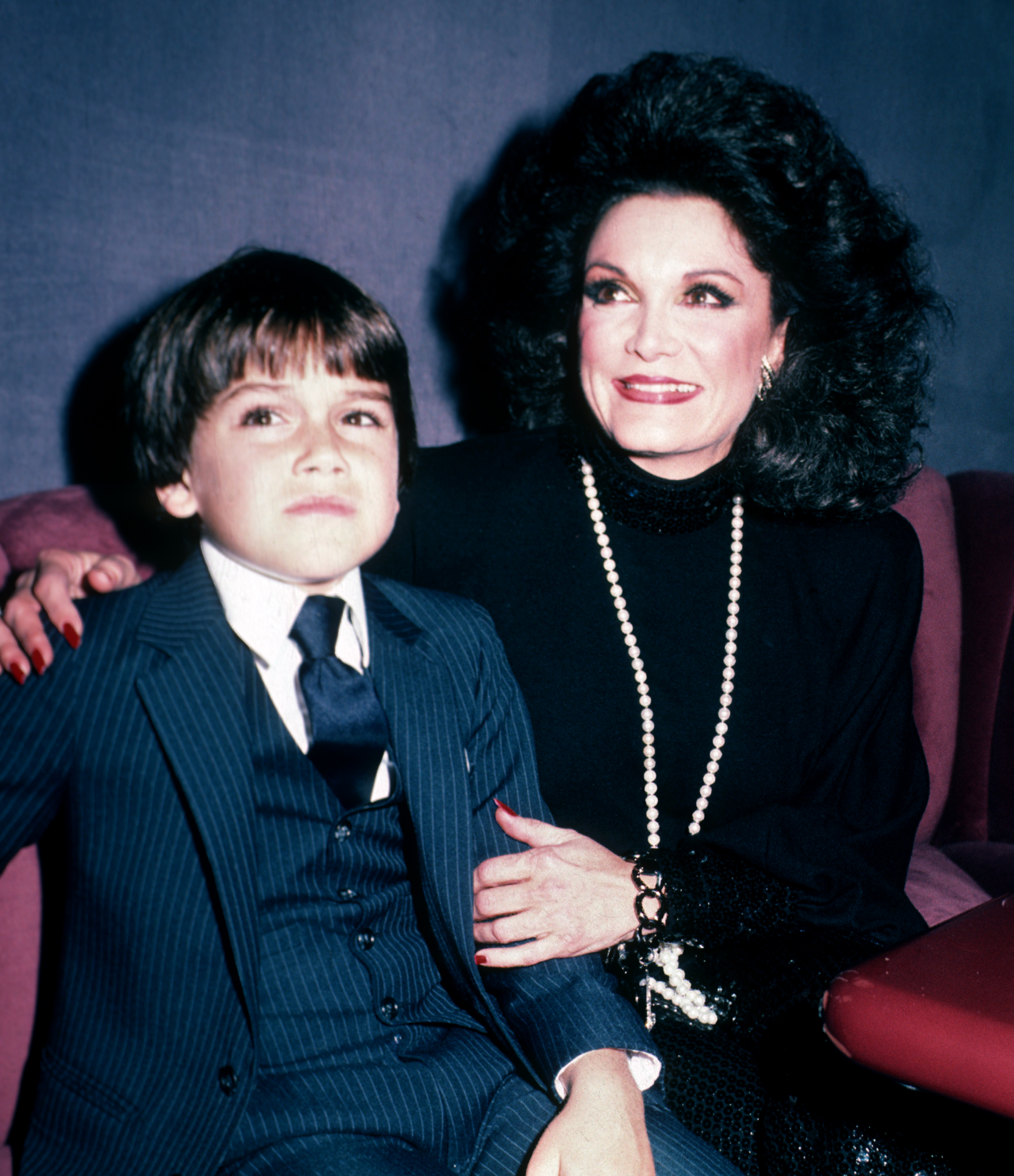 Joseph "Joey" Garzilli con su madre en la fiesta del libro "Who's Sorry Now?" el 9 de octubre de 1984, en Nueva York | Fuente: Getty Images