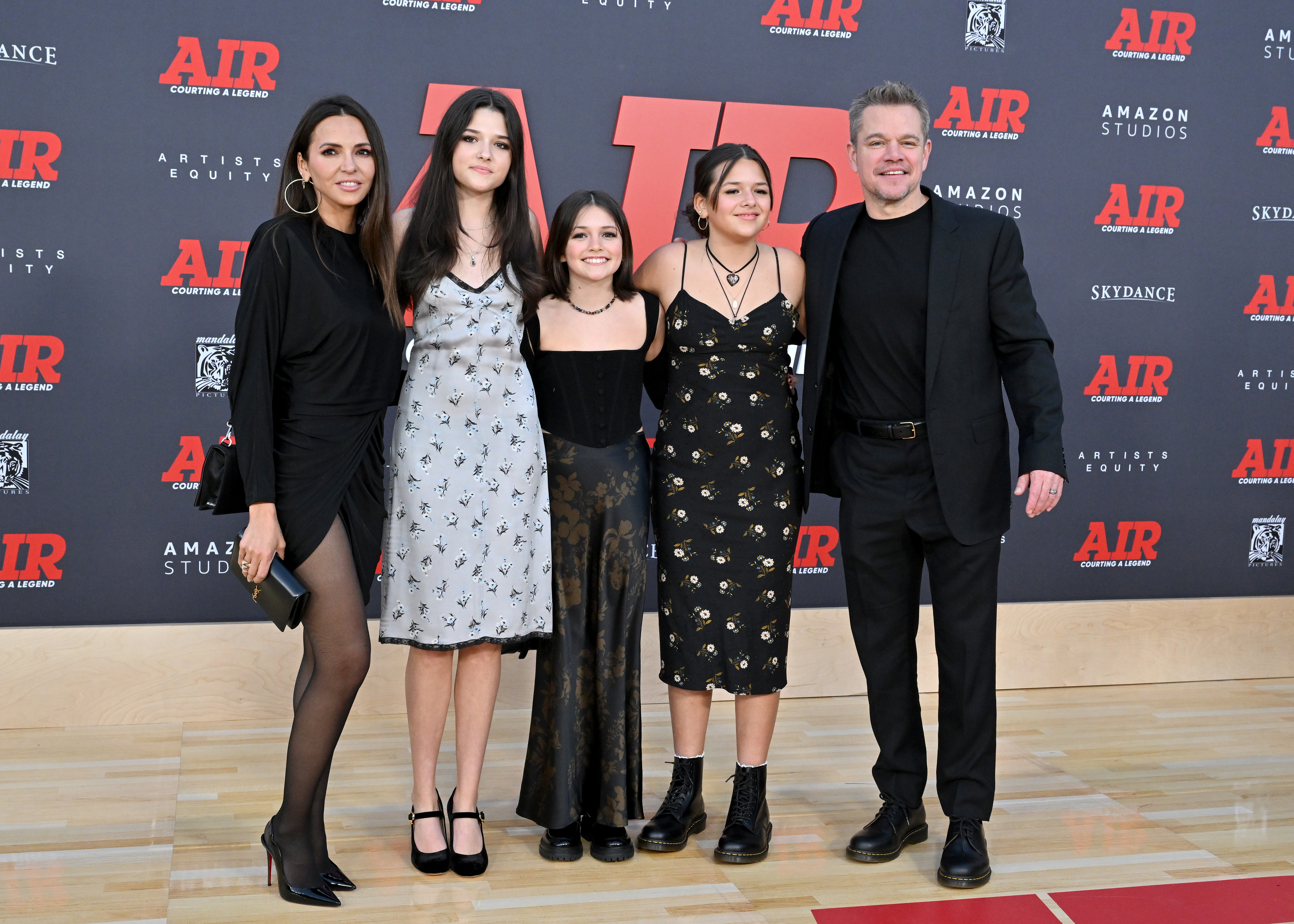 (De izquierda a derecha) Luciana Barroso, Alexia Barroso, Stella Damon, Isabella Damon y Matt Damon asisten al estreno mundial de "AIR" en el Regency Village Theatre, el 27 de marzo de 2023 en Los Ángeles, California. | Foto: Getty Images