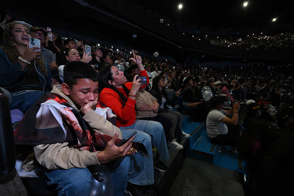 Un fanático llora durante el homenaje fúnebre simbólico al cantante colombiano Yeison Jiménez en Bogotá, el 14 de enero de 2026. Seis personas murieron el 10 de enero, incluido el popular cantante Yeison Jiménez, cuando la pequeña avioneta en la que viajaban se estrelló poco después del despegue en el centro de Colombia, según informaron las autoridades | Fuente: Getty Images
