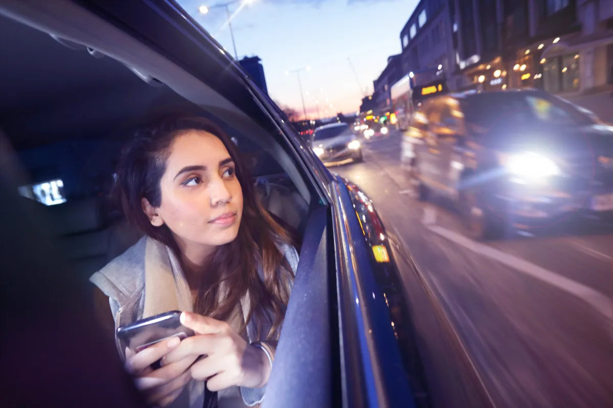 Una mujer mirando por la ventanilla del automóvil | Fuente: Getty Images