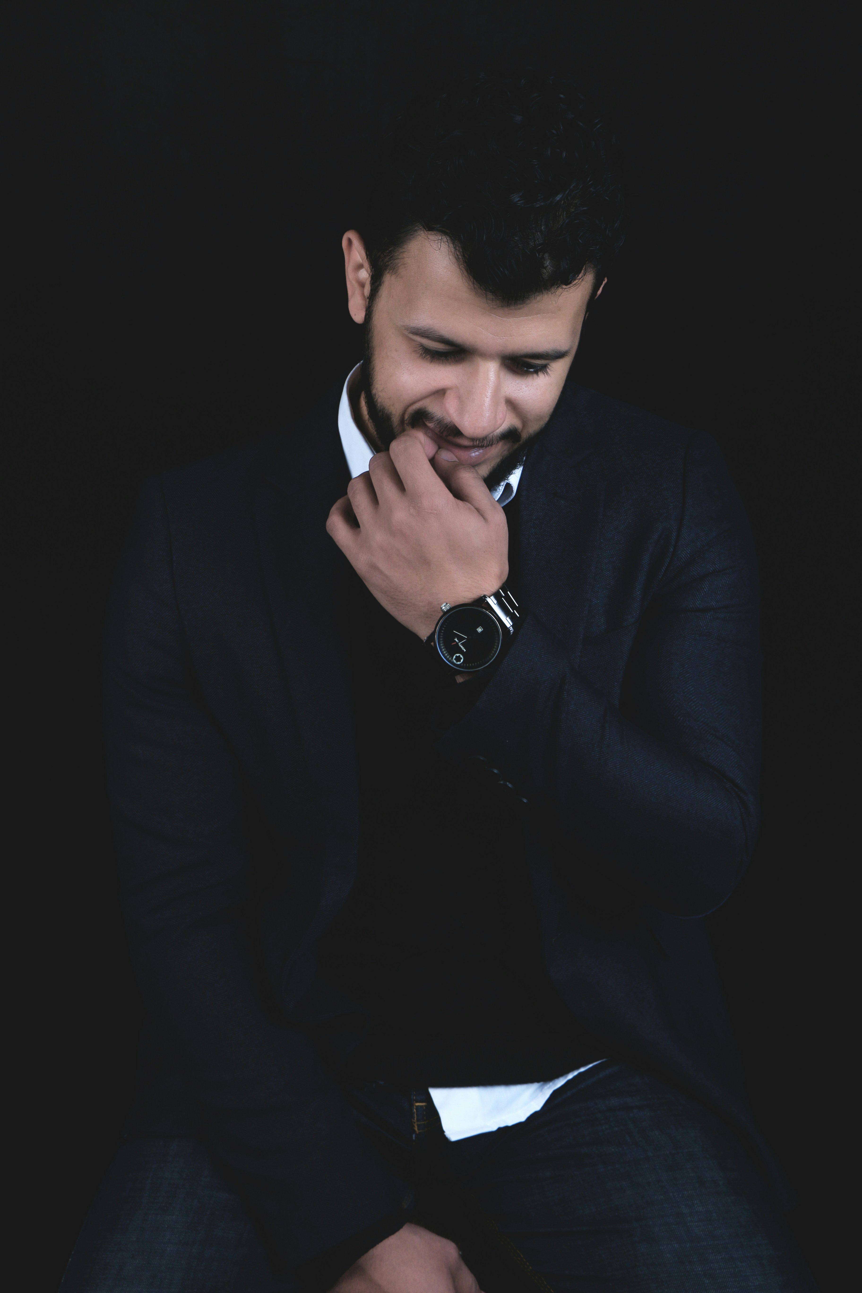 Uomo che guarda in basso | Fonte: Unsplash