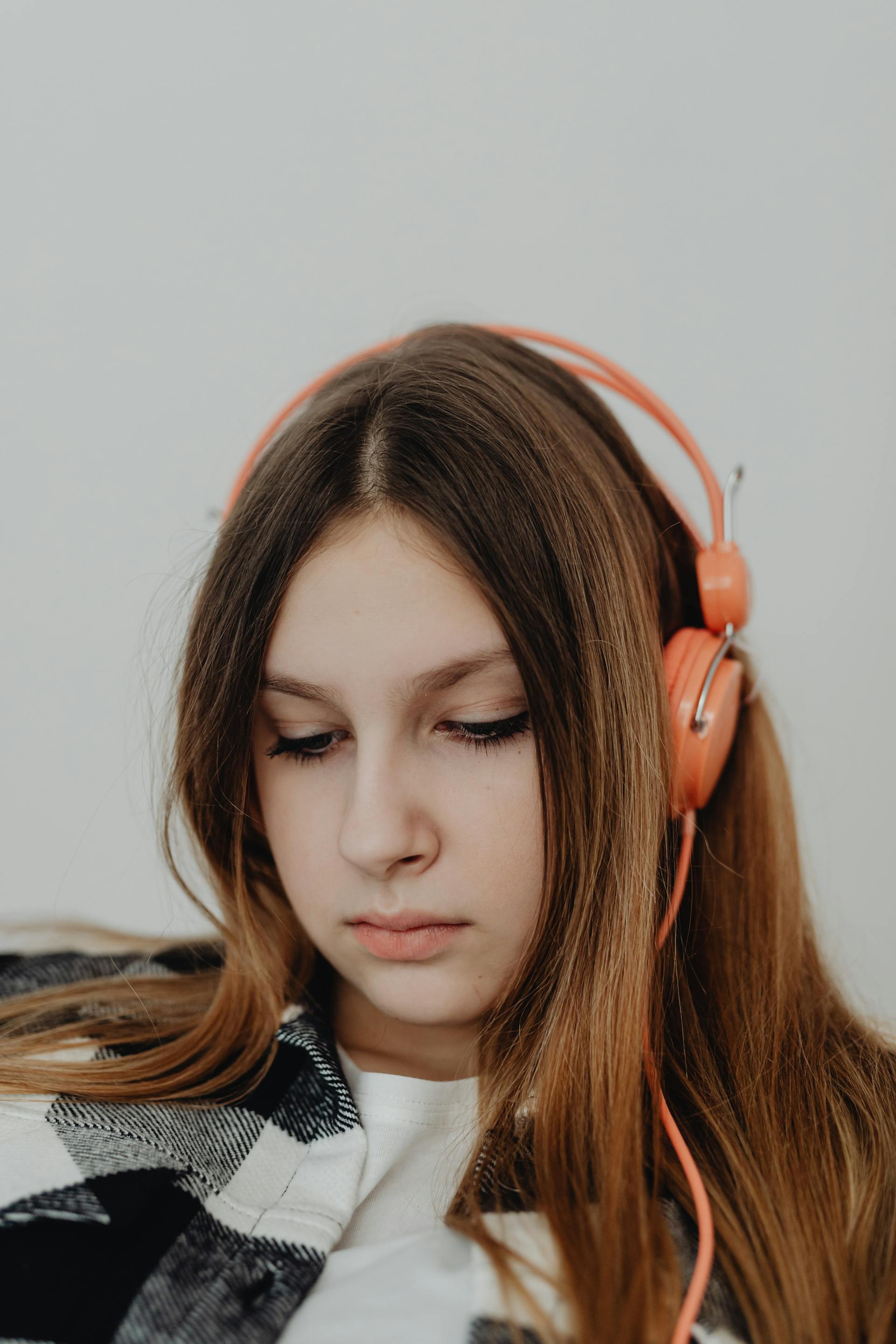 Una adolescente con auriculares | Fuente: Pexels