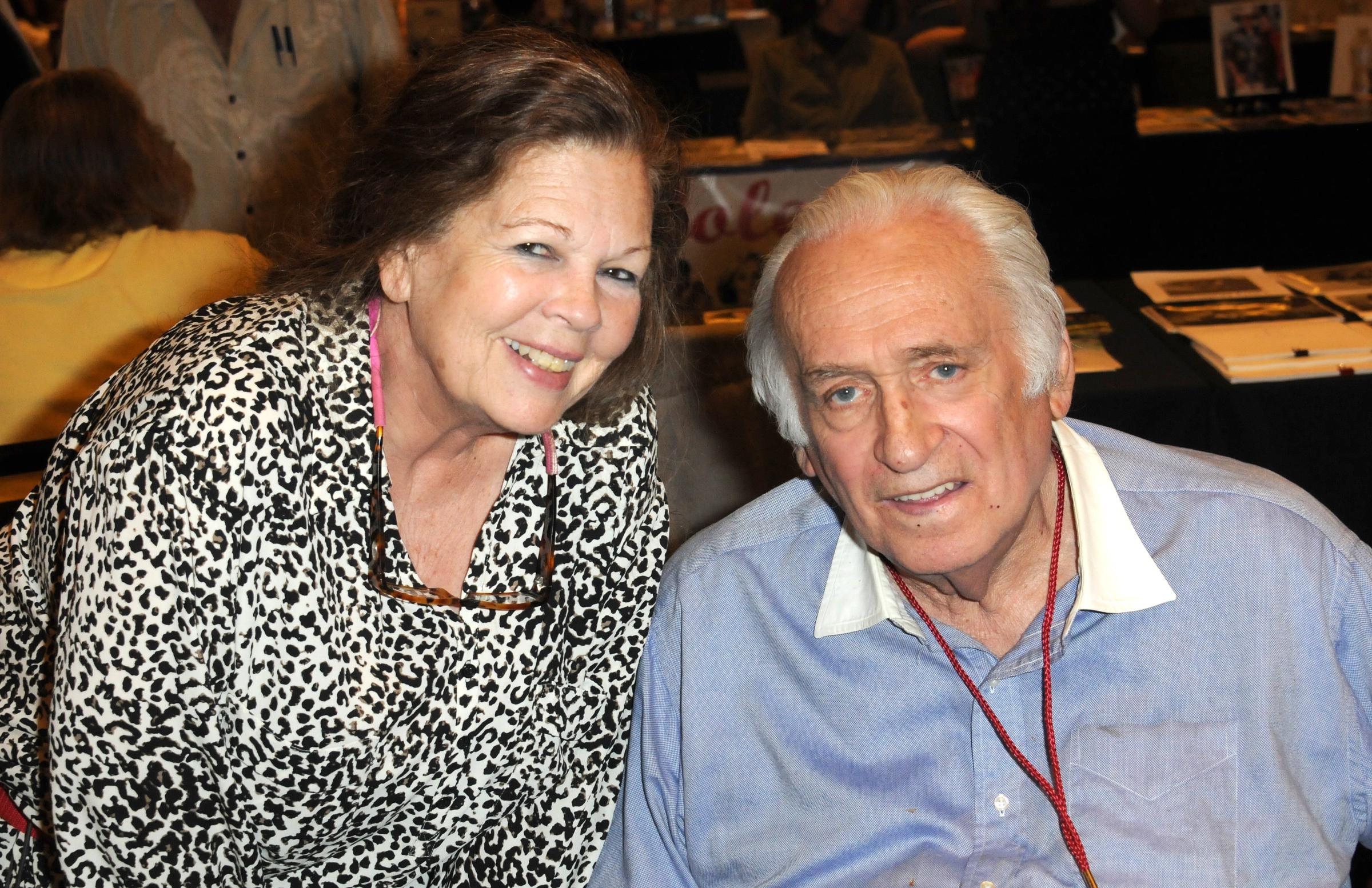 El actor Carmine Caridi es visto con una mujer sin nombre en The Hollywood Show celebrado en el Hotel Westin LAX el 18 de octubre de 2014, en Los Ángeles, California | Fuente: Getty Images