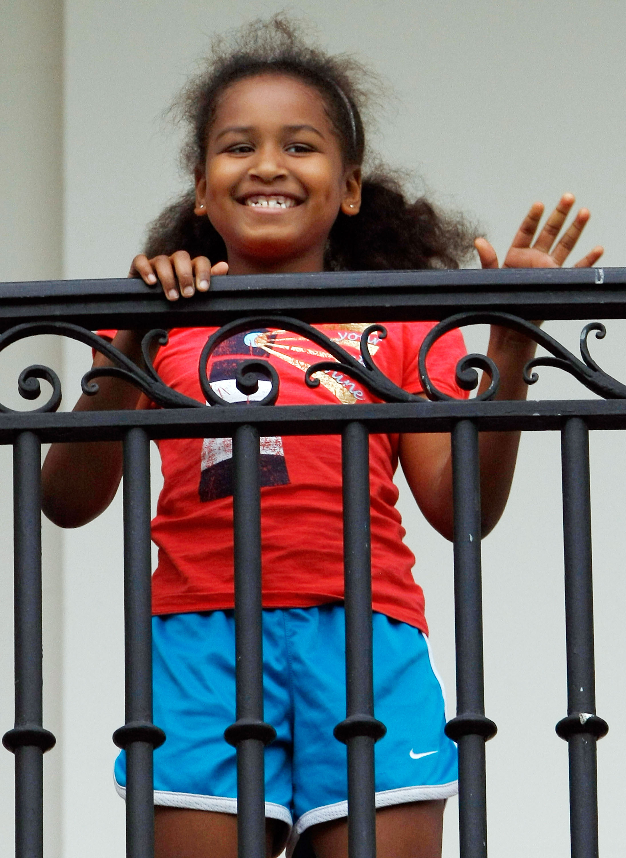 Sasha Obama saluda a Barack Obama a su regreso de un viaje en Washington, D.C., el 14 de mayo de 2009 | Fuente: Getty Images