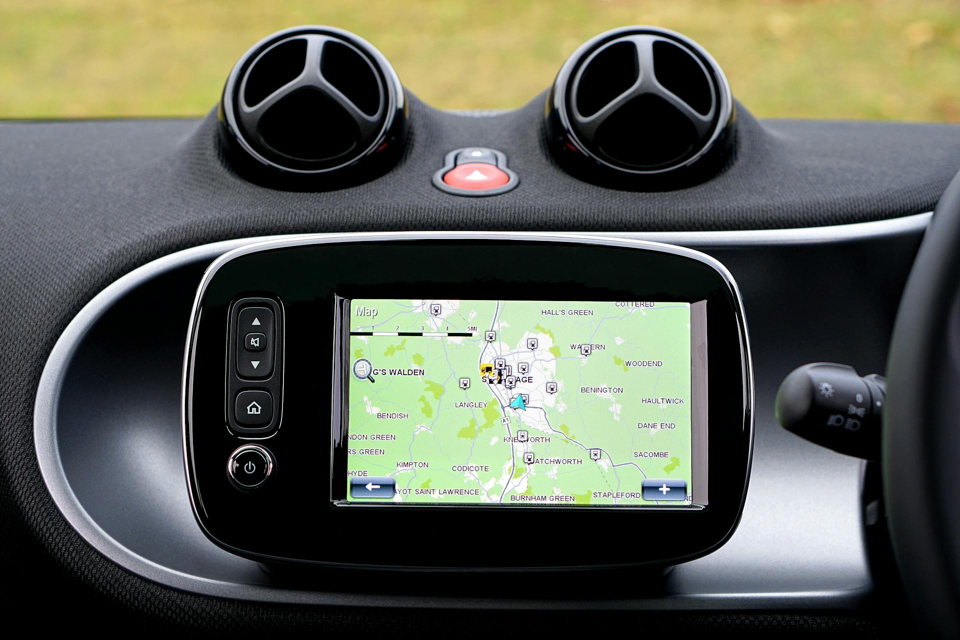 Un monitor GPS negro encendido | Fuente: Pexels