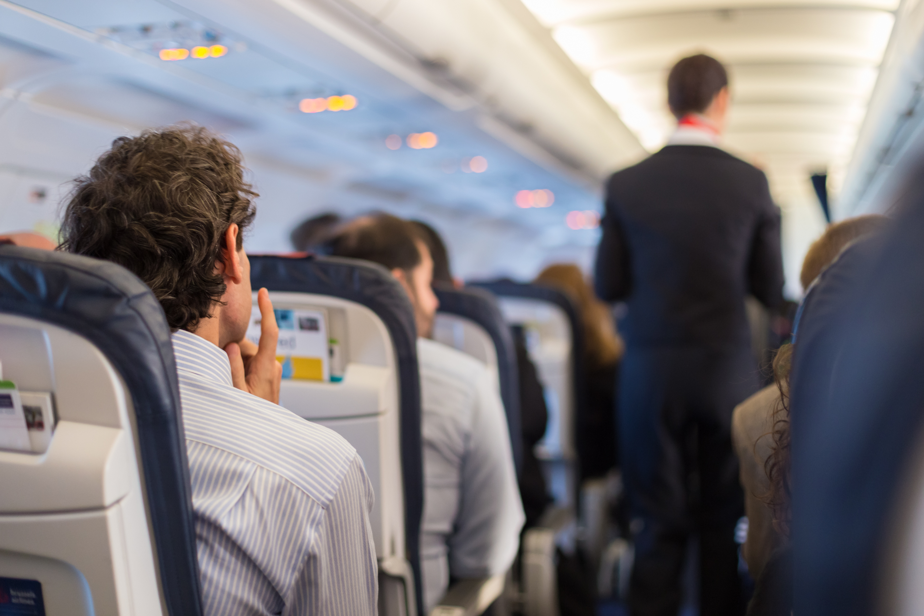Pasajeros en un avión | Fuente: Shutterstock