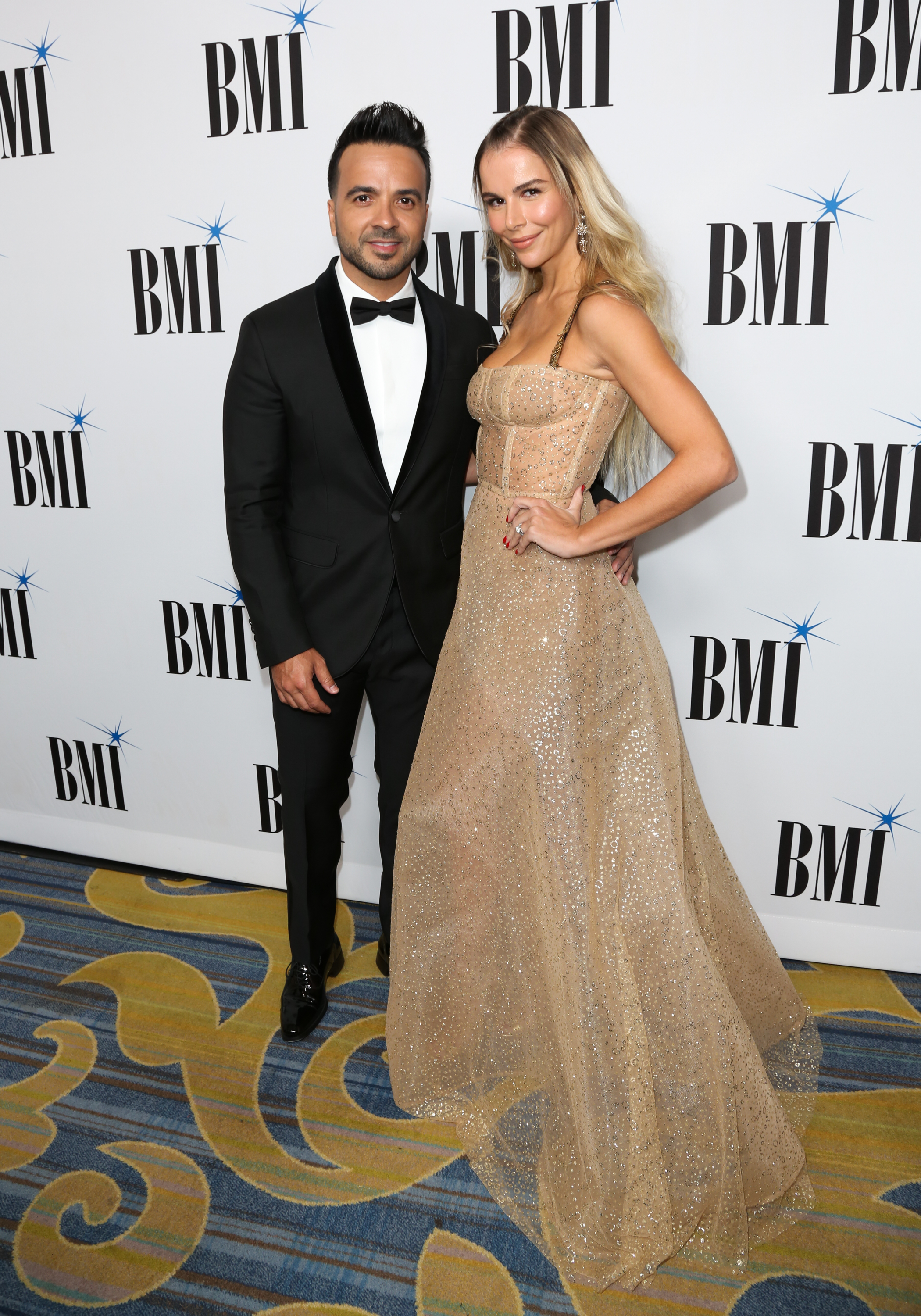 El cantautor Luis Fonsi (izq.) y su esposa, la modelo Águeda López (der.) asisten a la 25.ª edición anual de los Premios Latinos BMI en el Beverly Wilshire Four Seasons Hotel el 20 de marzo de 2018 en Beverly Hills, California. | Fuente: Getty Images.