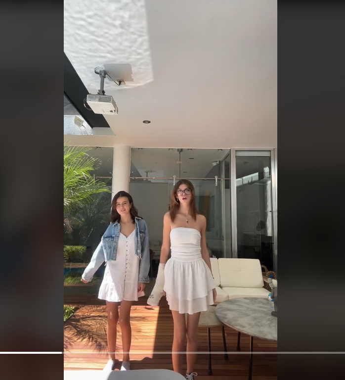 Valentina Gilabert y su hermana Chloe bailando | Fuente: TikTok/chloe_gilabert