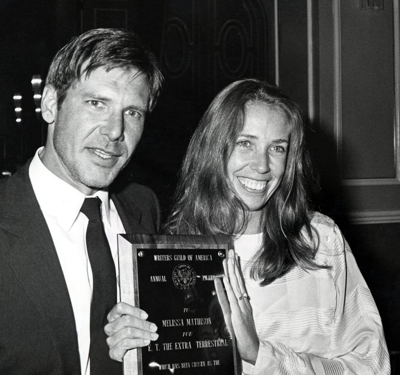 Harrison Ford y Melissa Mathison durante los Premios del Sindicato de Escritores el 7 de abril de 1983 en Beverly Hills, California. | Foto: Getty Images