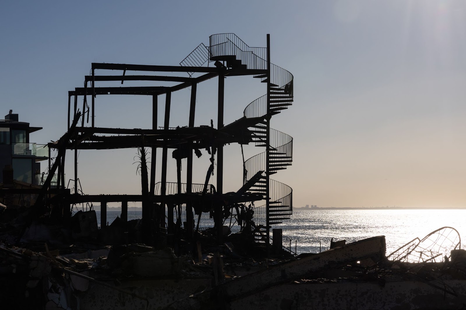 Una escalera de caracol entre escombros calcinados tras los incendios forestales del 12 de enero de 2025, en Los Ángeles, California. | Fuente: Getty Images