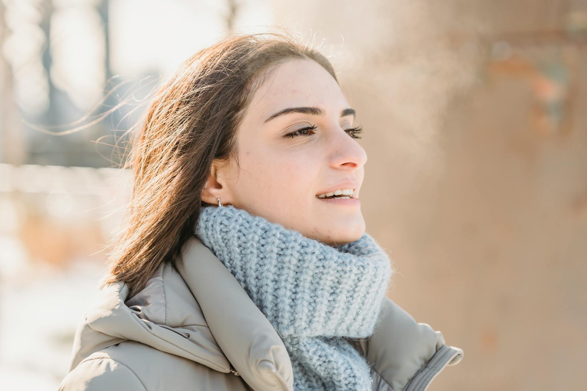 Una mujer sonriente | Fuente: Pexels