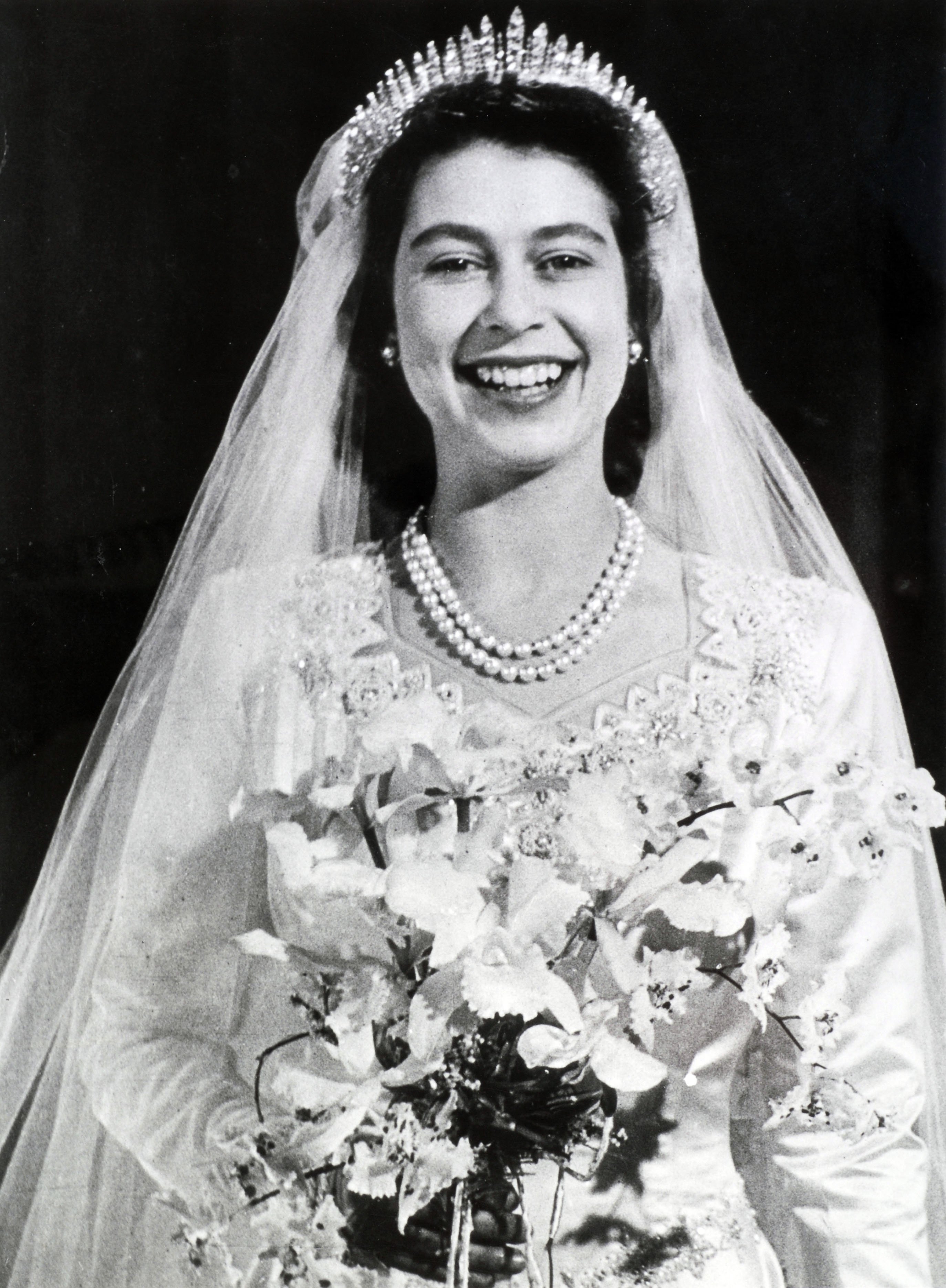 La reina Elizabeth II el día de su boda, en 1947, luciendo la tiara que usó Beatrice de York. | Foto: Getty Images