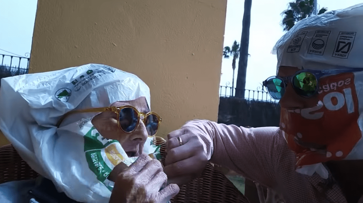 Tía Pepa y su sobrino Tito intentan colocarse mascarillas improvisadas. | Foto: Youtube/Mi Tia Pepa y yo