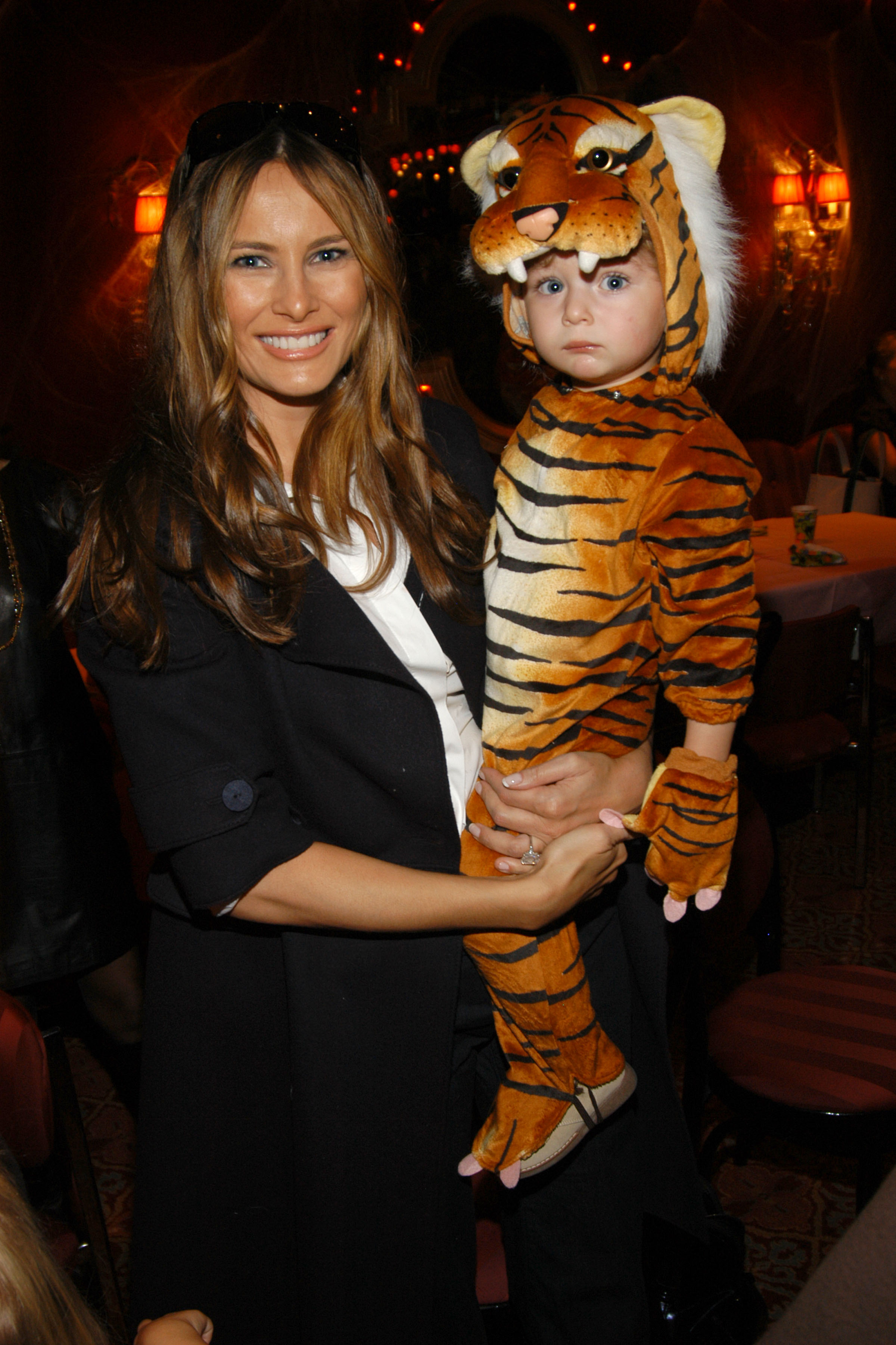 Melania y Barron William Trump en la fiesta del primer cumpleaños de Hudson Cornelius Heinemann, el 31 de octubre de 2007, en Nueva York. | Fuente: Getty Images