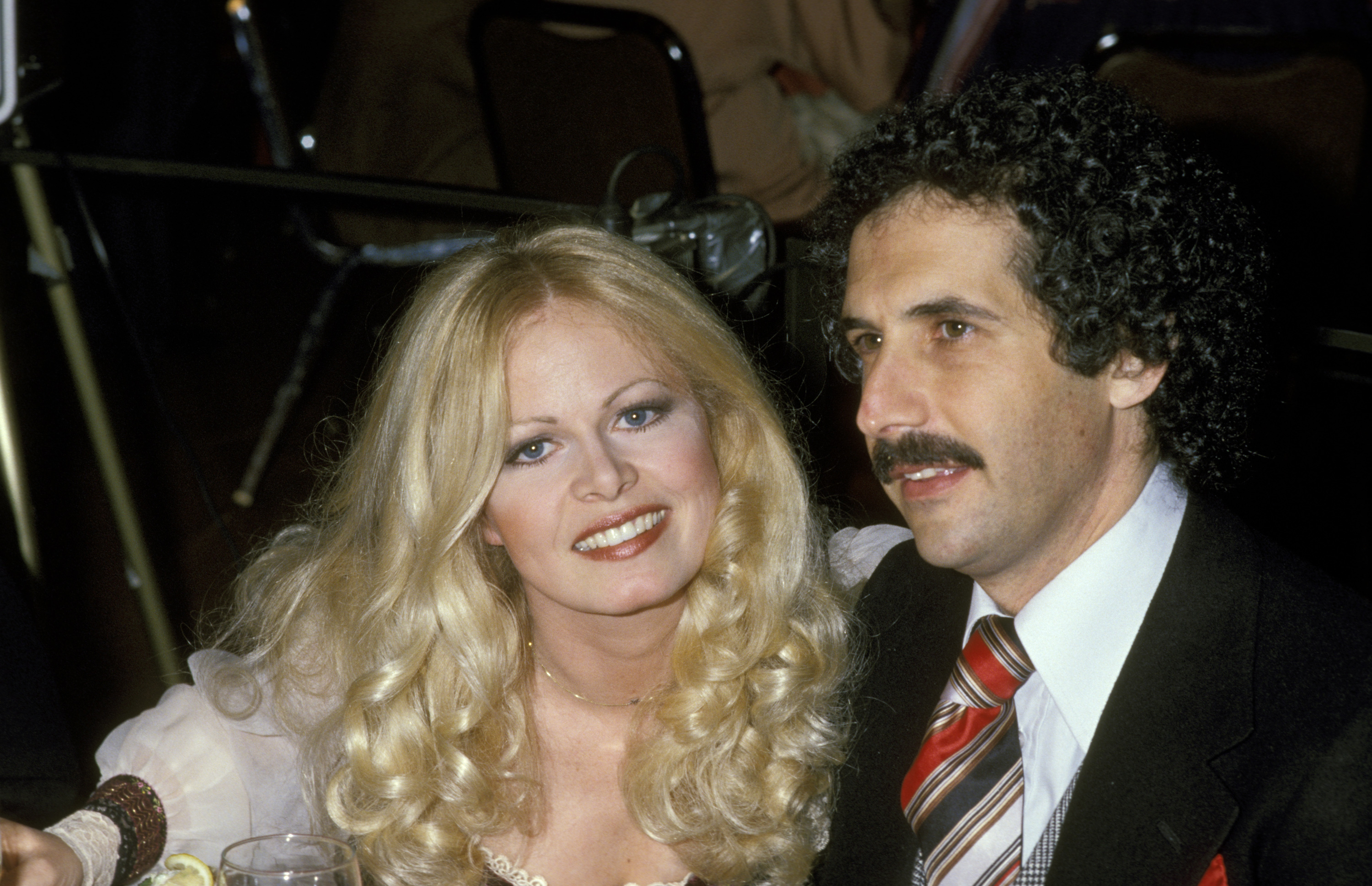 La actriz con William Rader durante el banquete de los Premios Iris el 4 de marzo de 1978 | Fuente: Getty Images