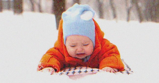 Una bebé gateando sobre la nieve. | Foto: Shutterstock