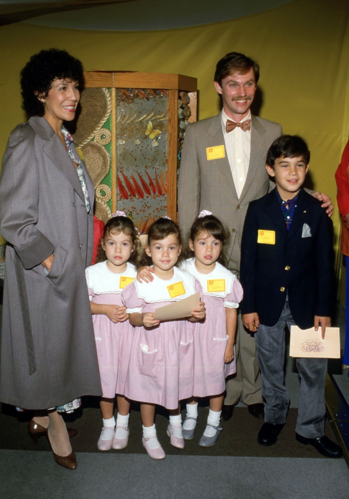 Alma Gonzales y Richard Thomas fotografiados con sus hijas trillizas y su hijo en 1986 | Fuente: Getty Images