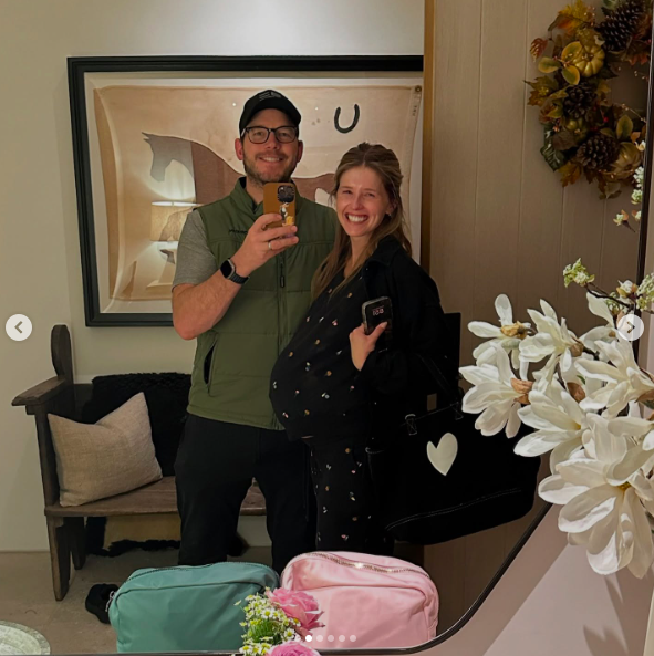 Chris Pratt y Katherine Schwarzenegger sonriendo en un selfie en el espejo | Fuente: Instagram/prattprattpratt