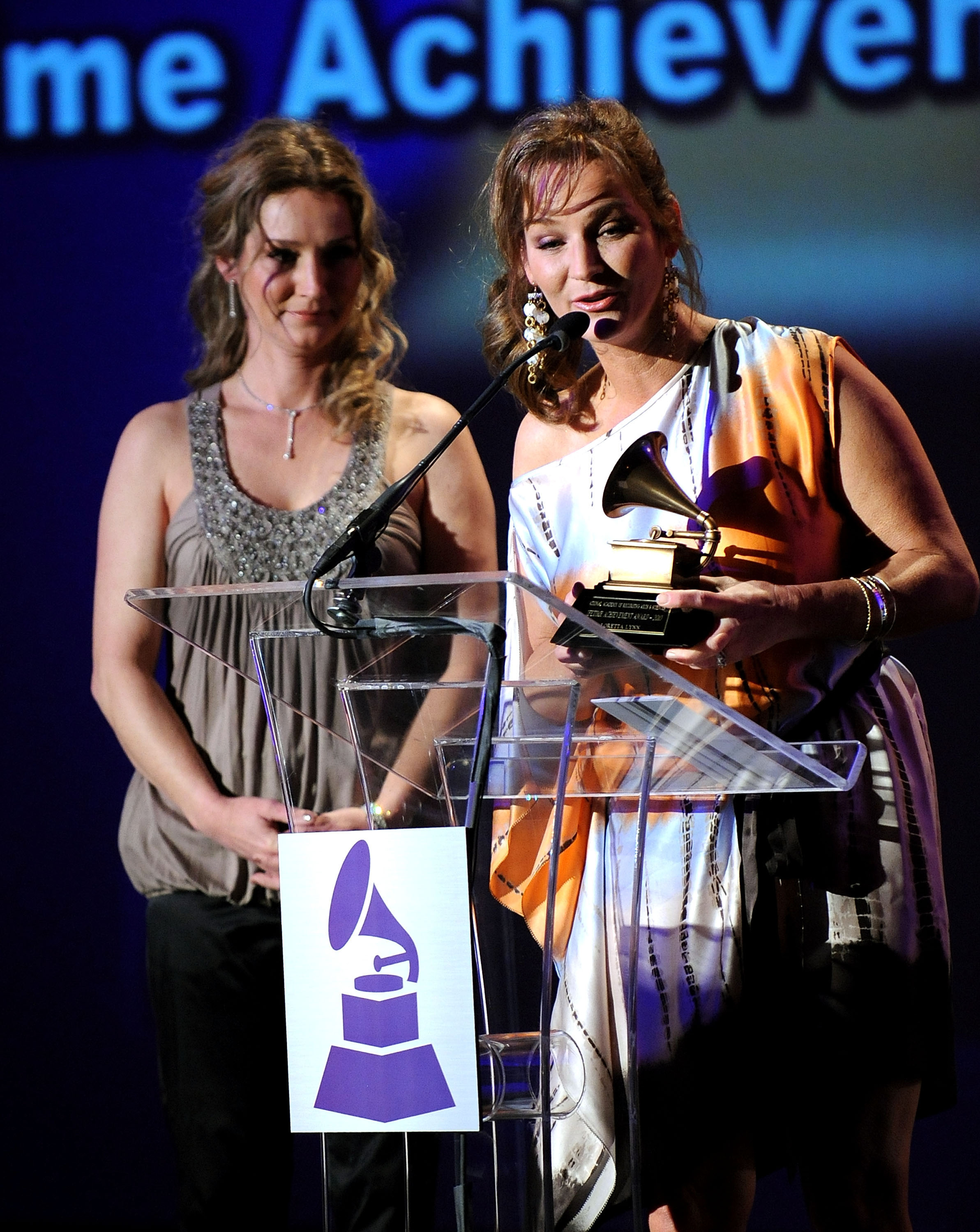 Peggy y Patsy Lynn en los Premios Especiales al Mérito y a la Recepción de Nominados en el Teatro Wilshire Ebell de Los Ángeles, California, el 30 de enero de 2010 | Foto: Getty Images