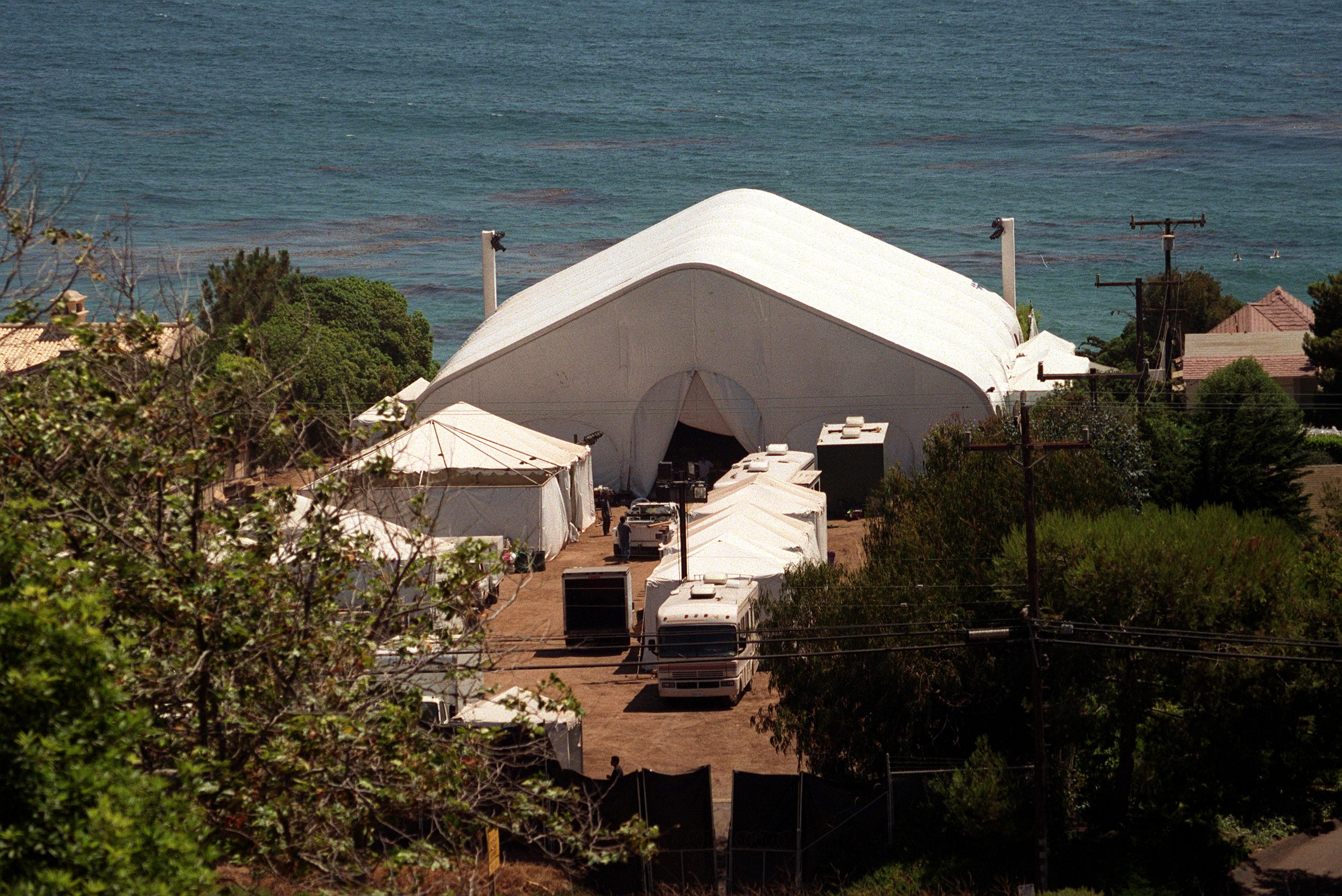 Carpas para la boda de Jennifer Aniston y Brad Pitt junto al océano Pacífico el 27 de julio de 2000, en Malibú, California. | Fuente: Getty Images