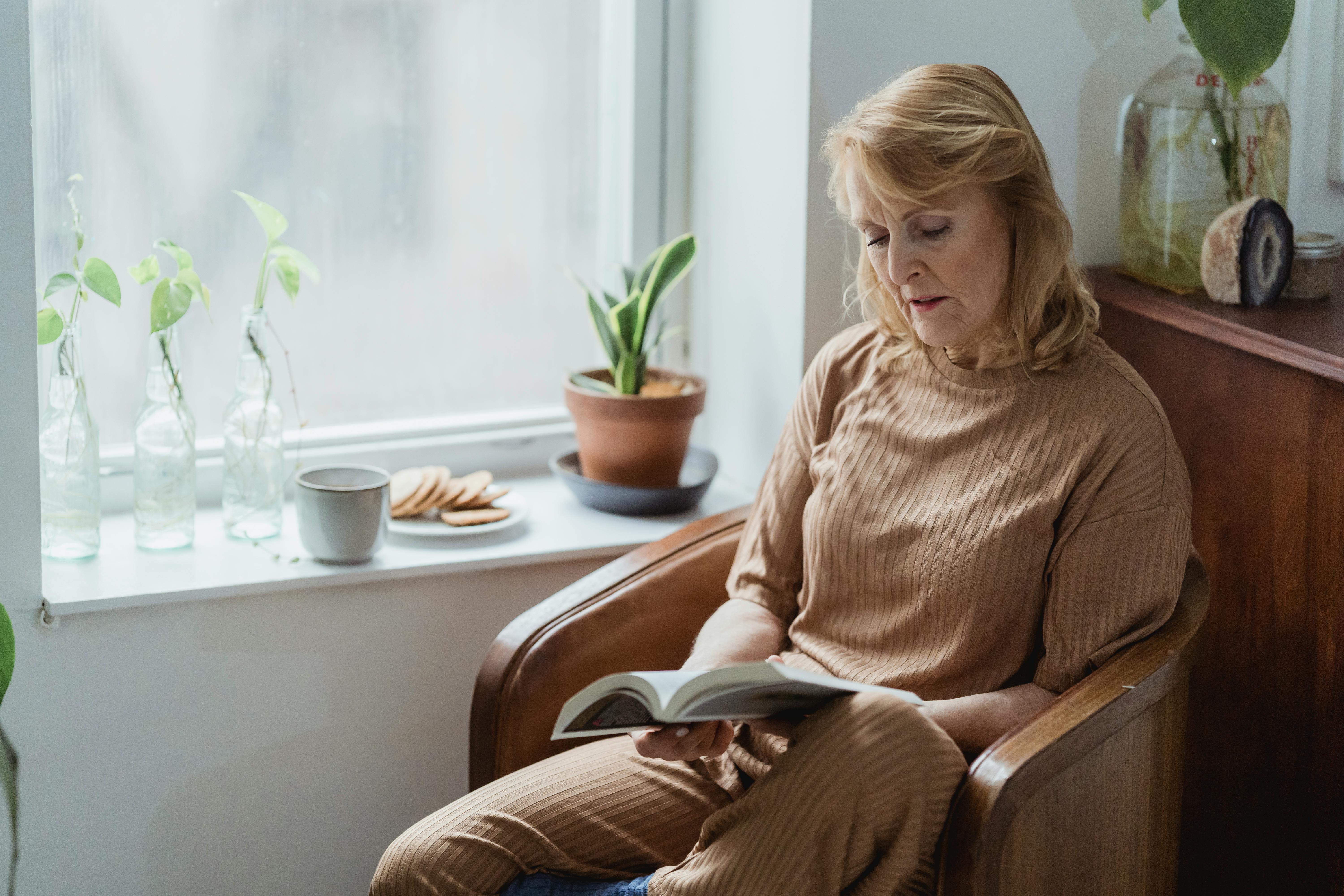 Mujer disfrutando de la lectura | Foto: Pexels