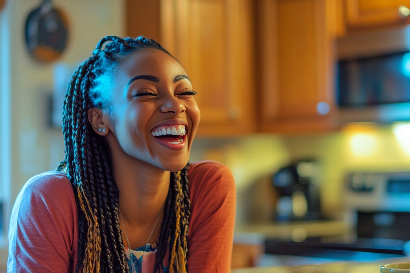 Una mujer riendo sentada a la mesa de la cocina | Fuente: Midjourney