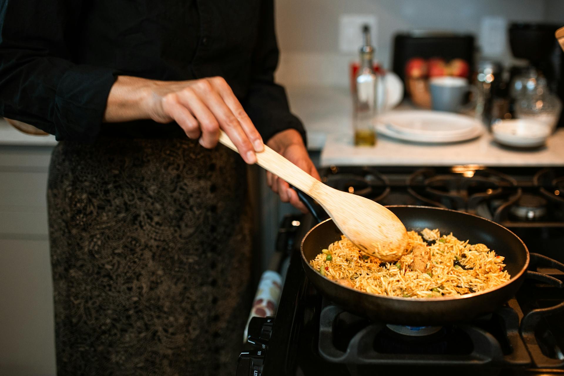 Una mujer cocinando | Fuente: Pexels