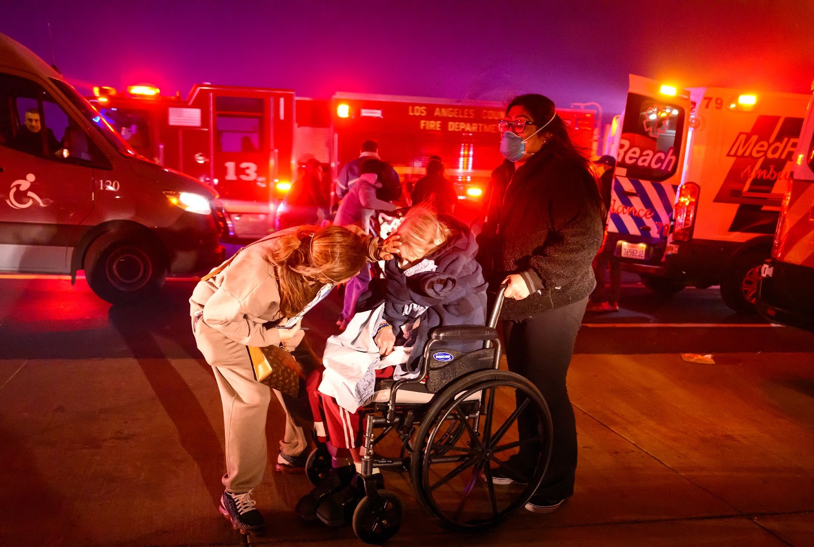 Velma Wright, de 102 años, fotografiada siendo evacuada de un centro asistencial mientras las brasas y las llamas se acercan durante el incendio de Eaton en Pasadena, California, el 7 de enero de 2025. | Fuente: Getty Images