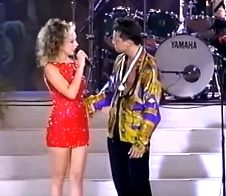 Thalía y Luis Miguel en el escenario. | Foto: youtube/LanaOldingtone