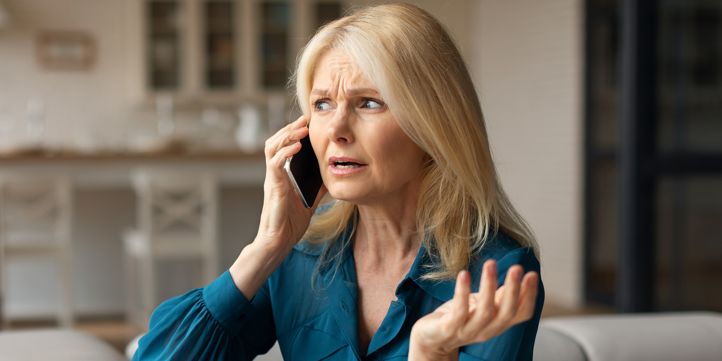 Mujer habla por teléfono | Fuente: Shutterstock