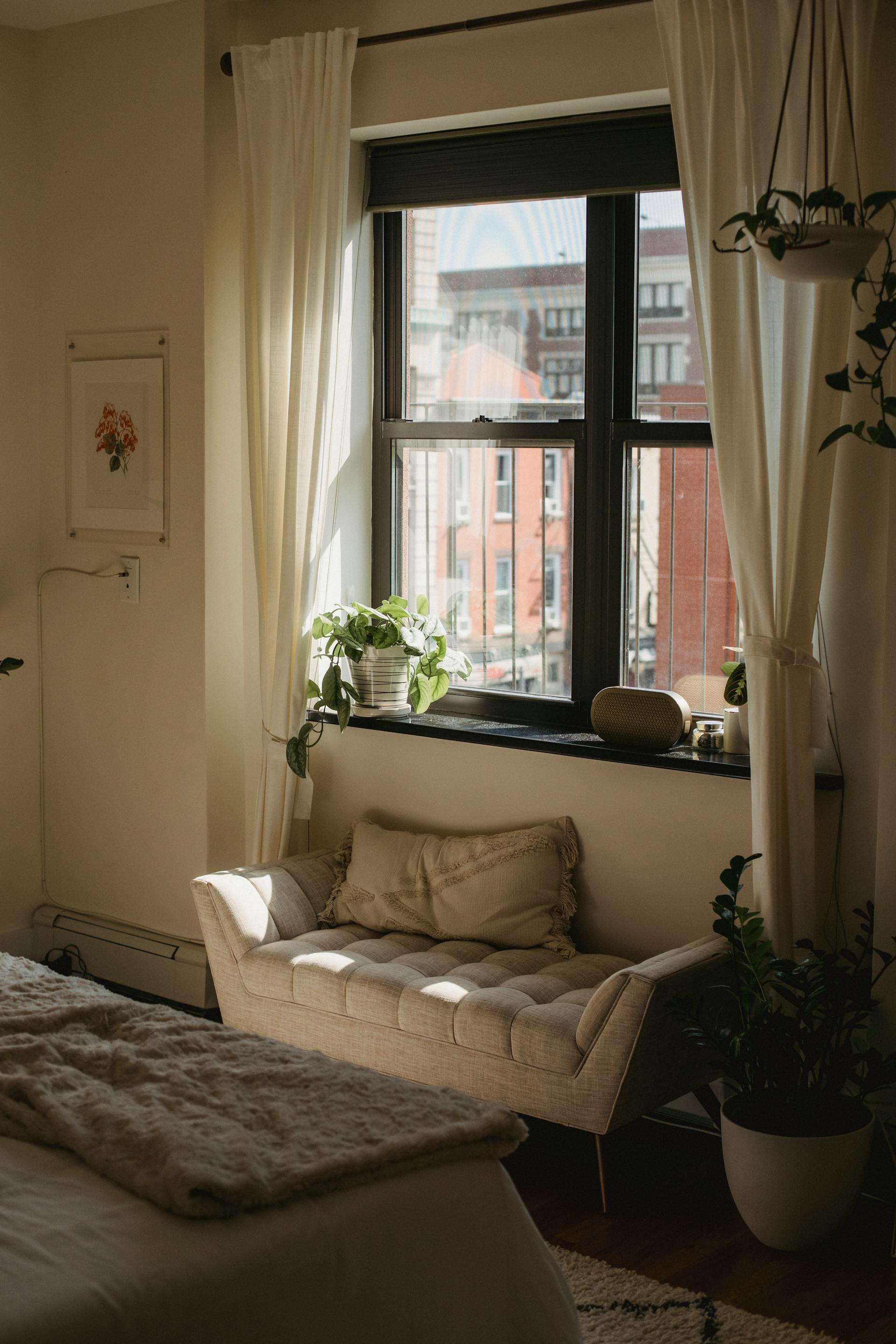 Una vista más cercana de una ventana en un dormitorio | Fuente: Pexels