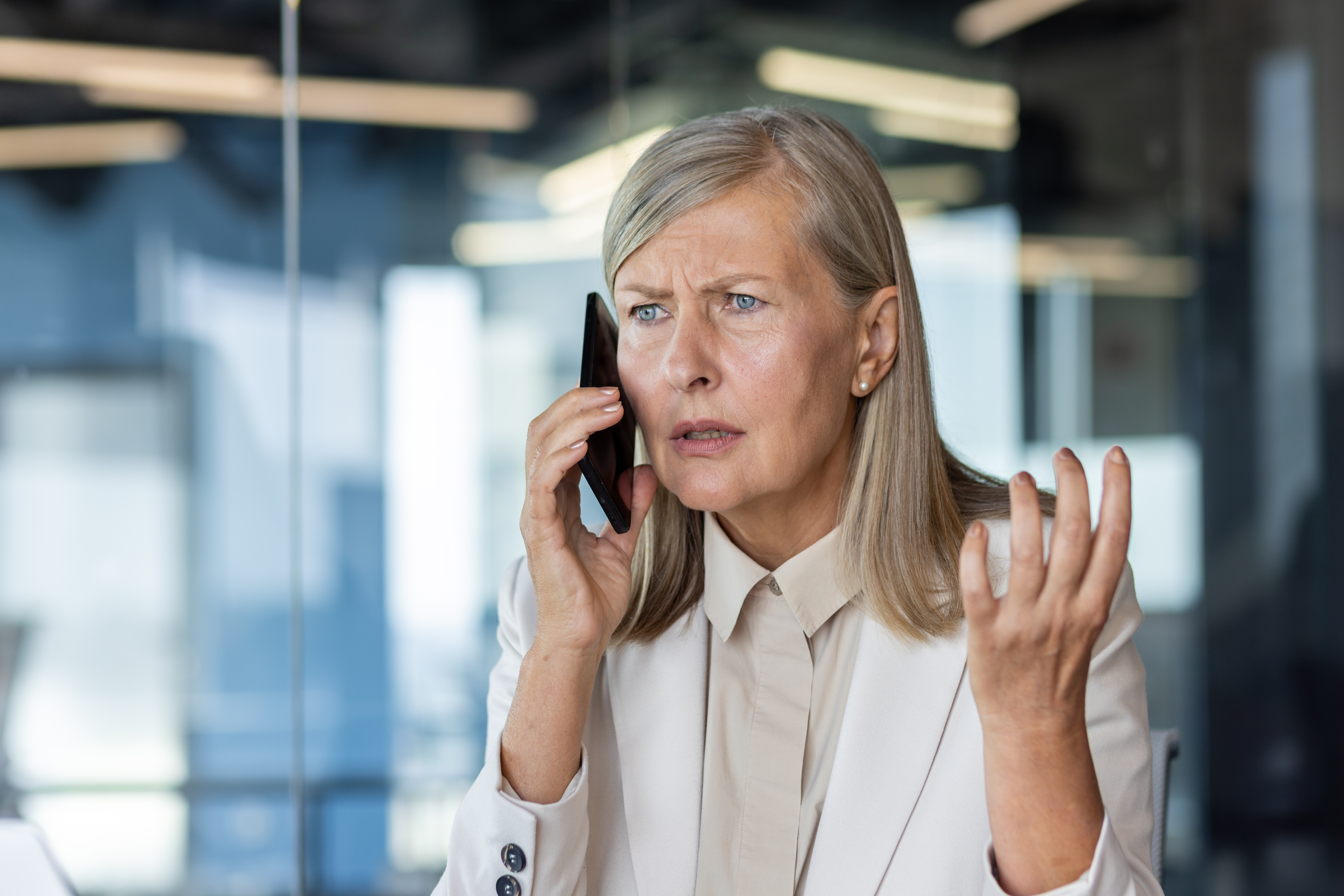 Mujer desconcertada al teléfono | Foto: Getty Images