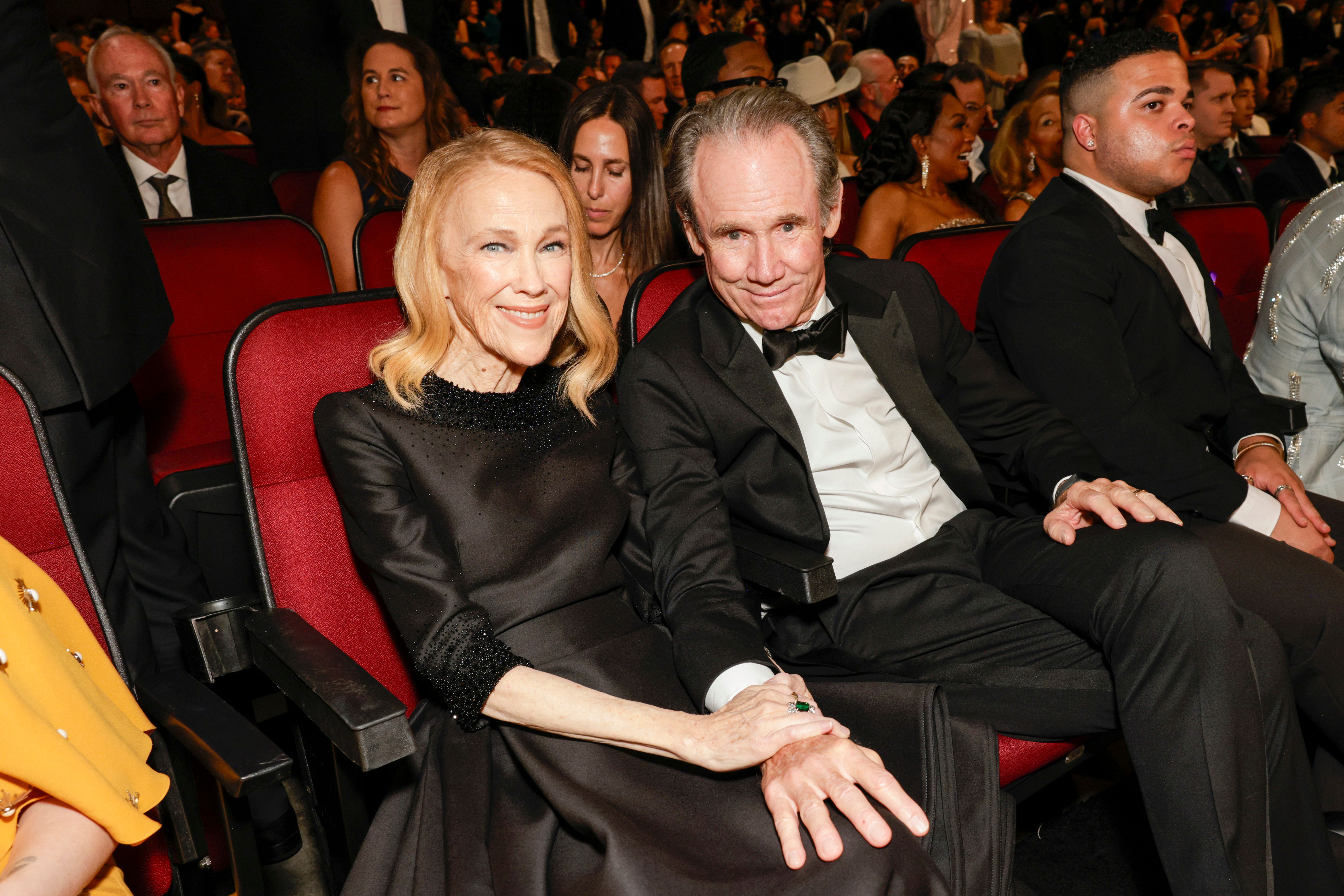 Catherine O'Hara y Bo Welch asisten a la 77ª edición de los premios Primetime Emmy el 14 de septiembre de 2025 | Fuente: Getty Images