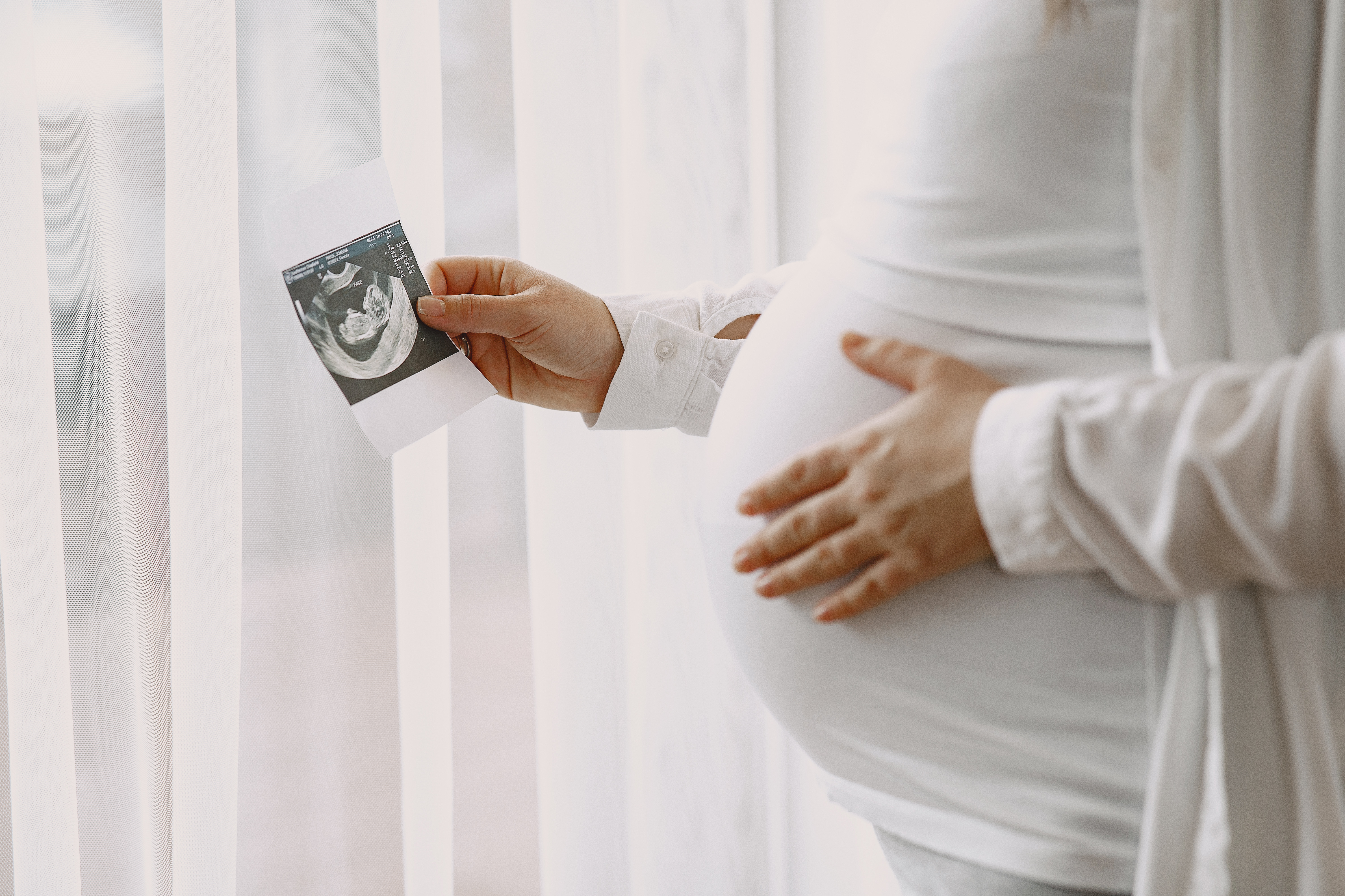 Mujer embarazada mira la ecografía de su bebé. Imagen con fines ilustrativos | Foto: Freepik