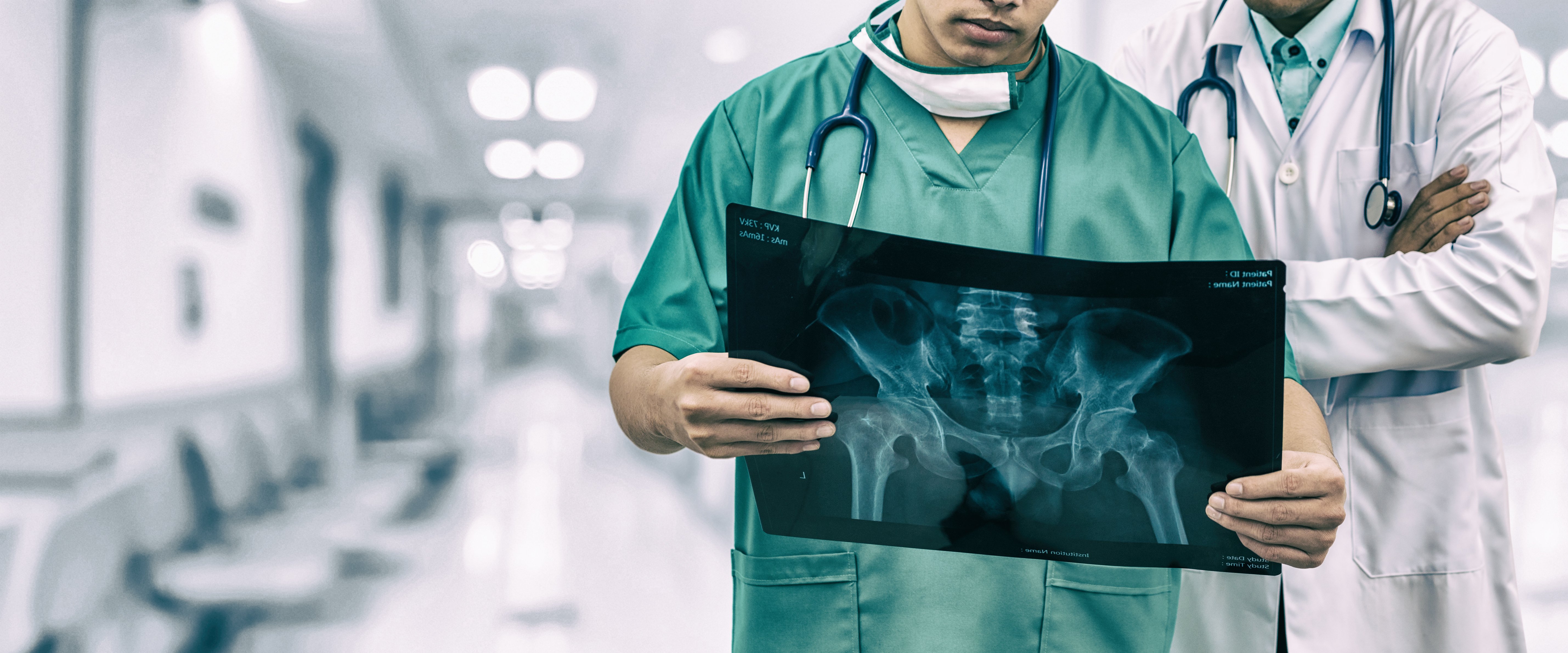 Médicos analizan radiografía | Foto: Shutterstock