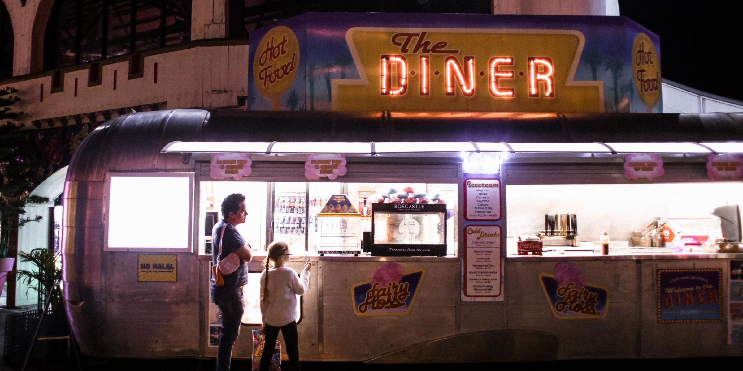 Gente en una cafetería | Fuente: Pexels