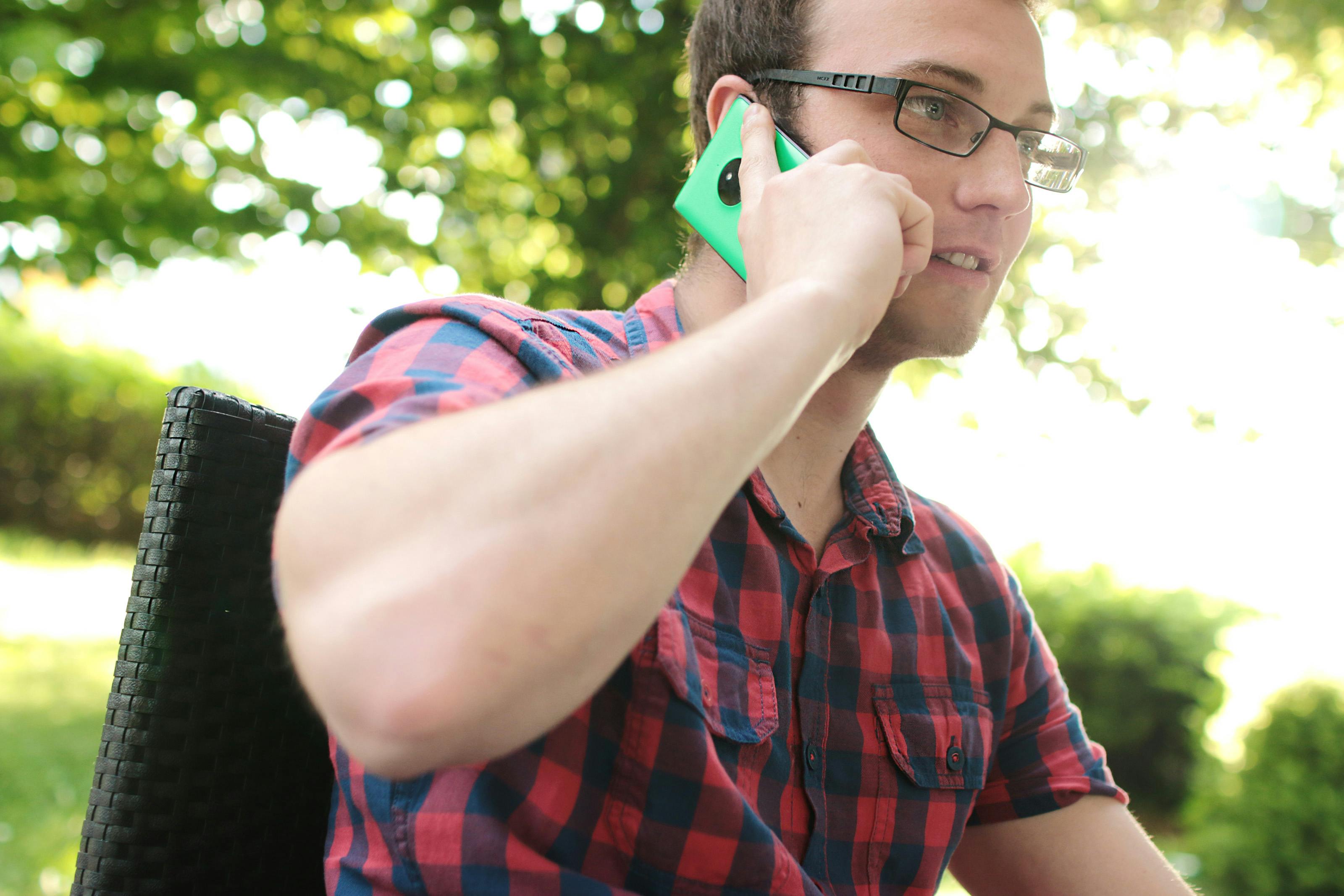 Un hombre hablando por teléfono | Fuente: Pexels
