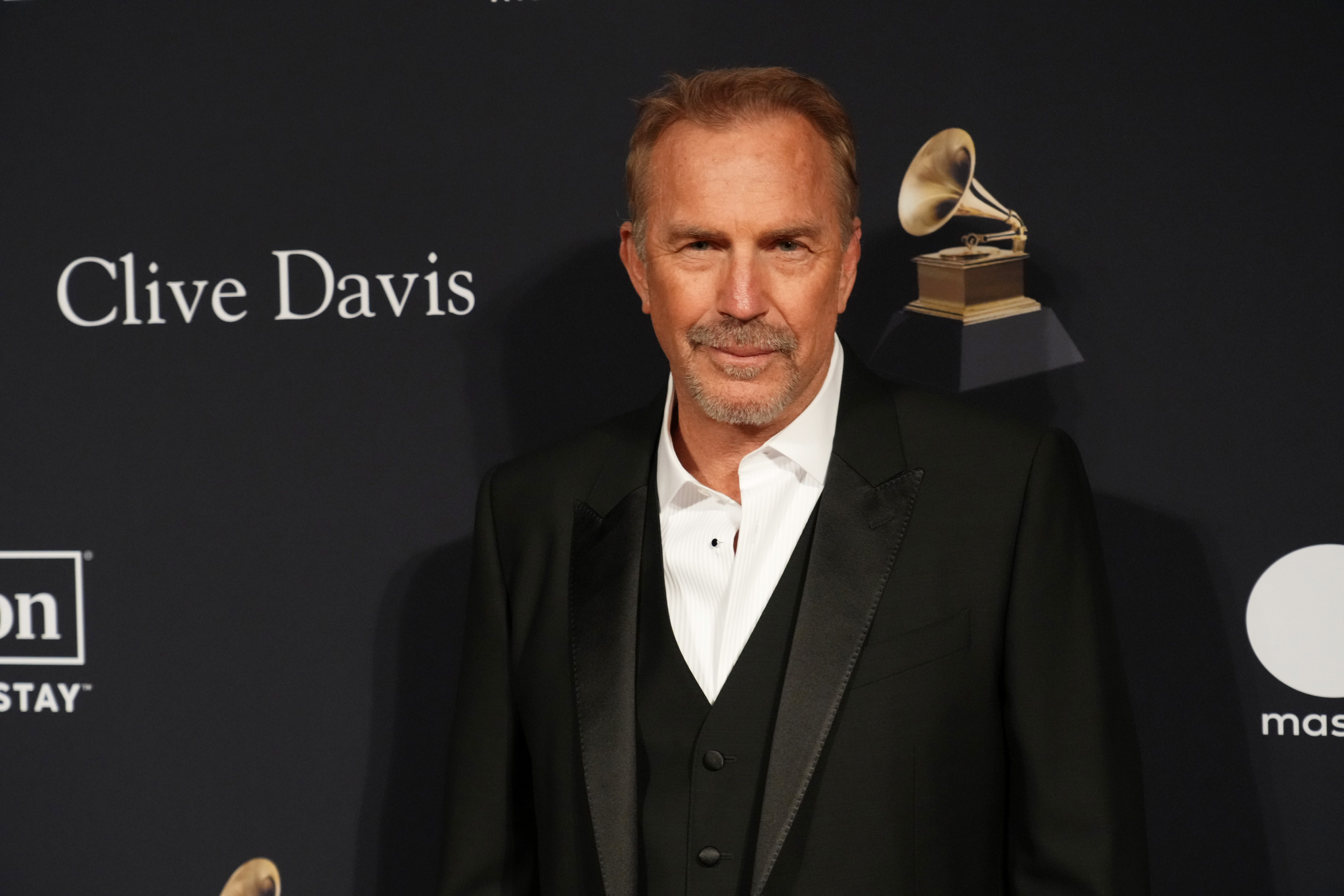 Kevin Costner asiste a la Gala Pre-Grammy & Grammy Salute To Industry Icons Honoring Julie Greenwald & Craig Kallman el 4 de febrero de 2023, en Beverly Hills, California. | Fuente: Getty Images