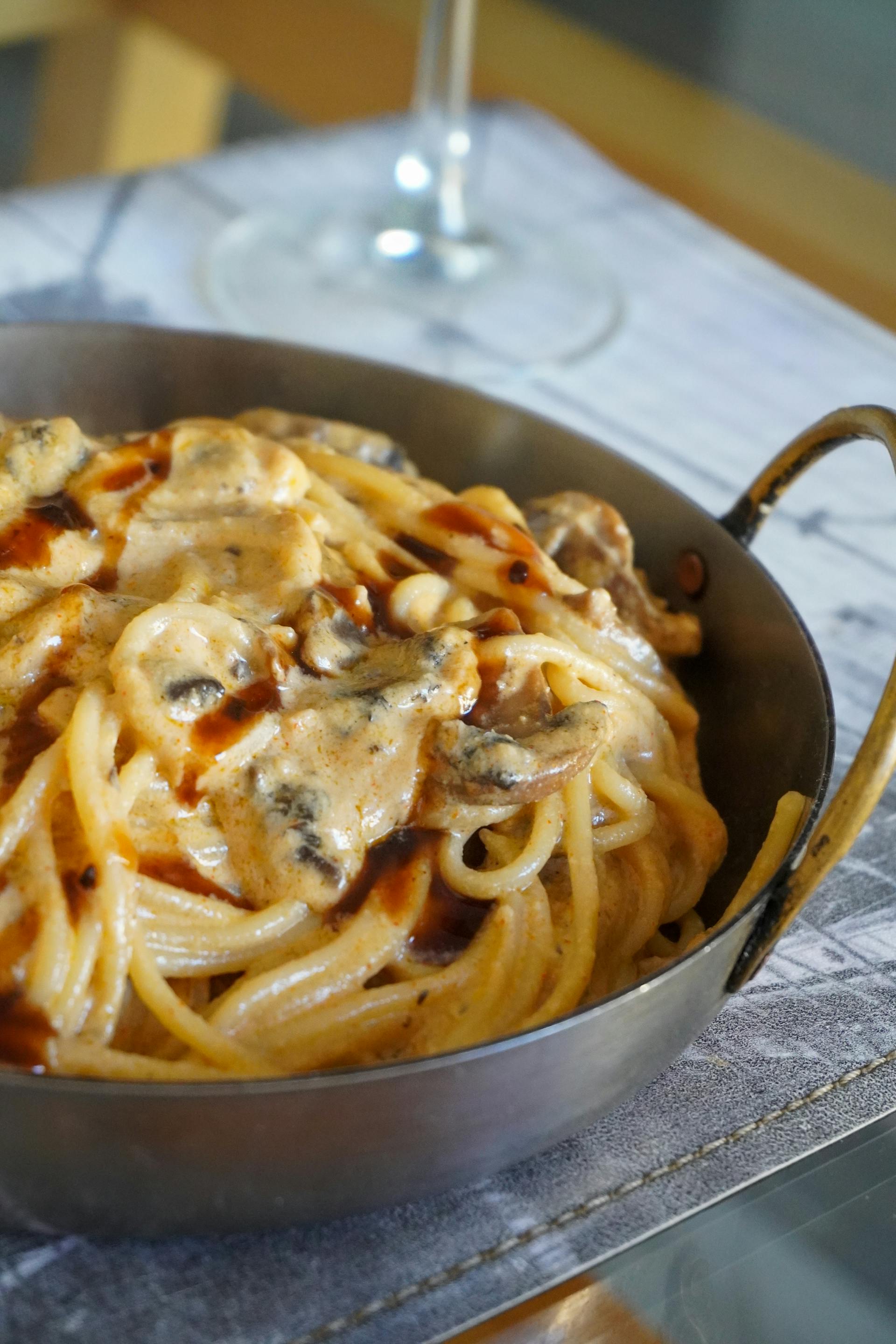 Pasta cremosa en una olla | Fuente: Pexels